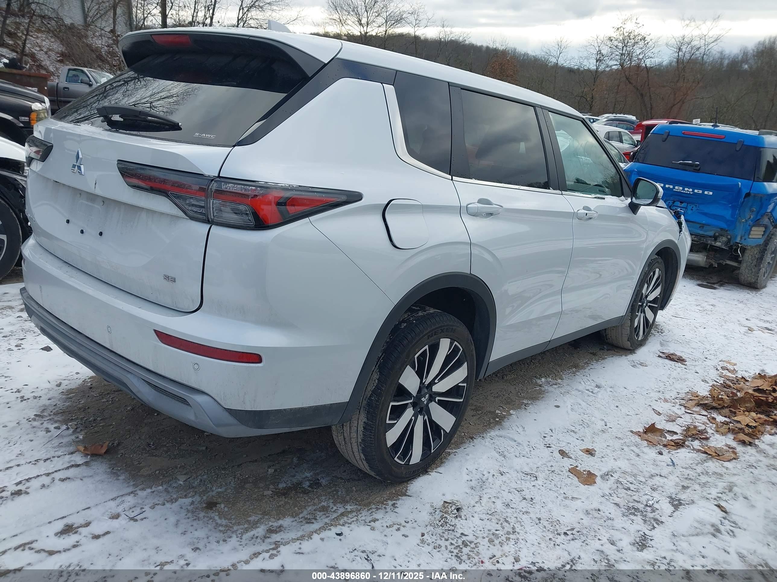 MITSUBISHI OUTLANDER image 4