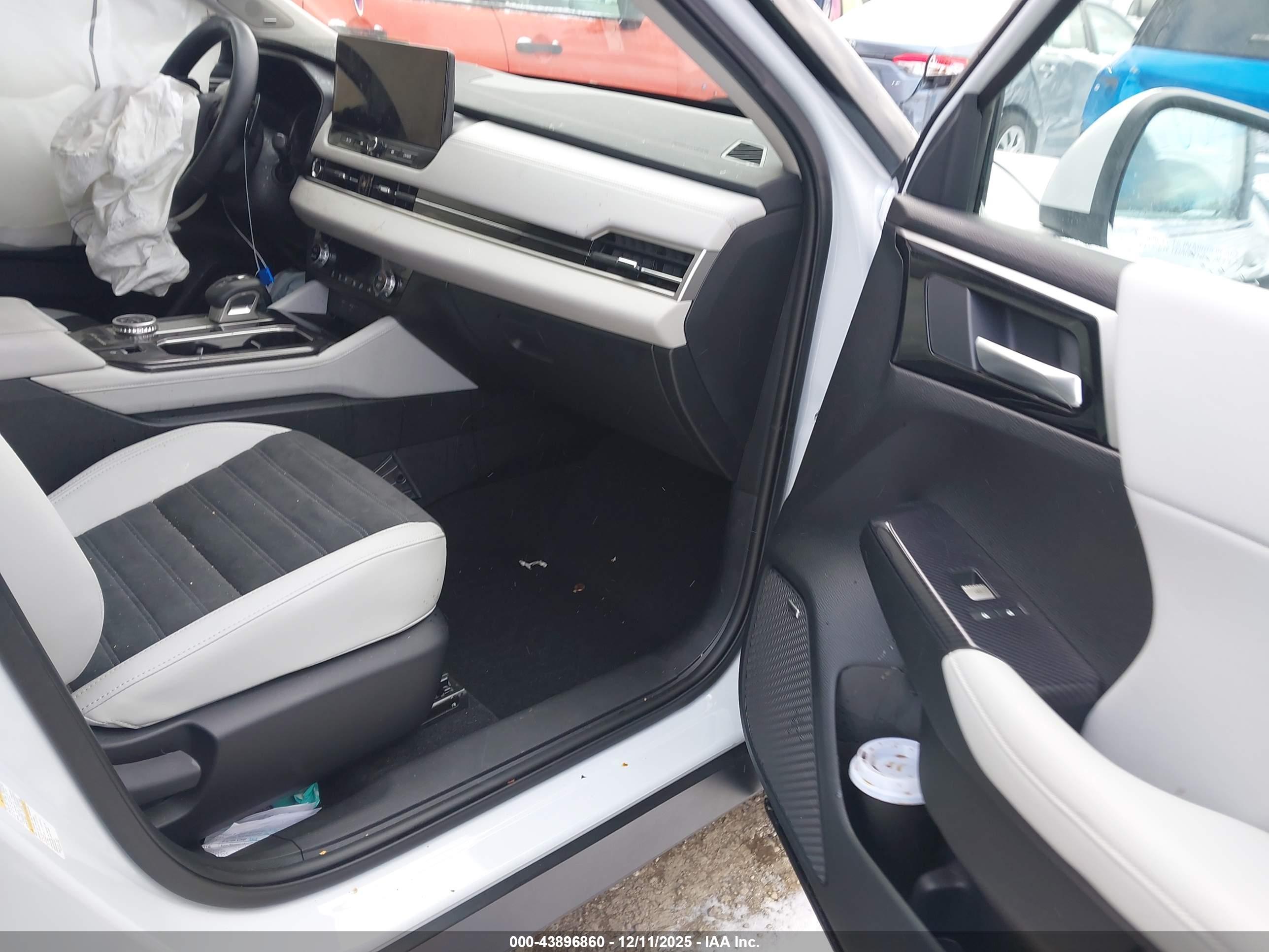 MITSUBISHI OUTLANDER image 5