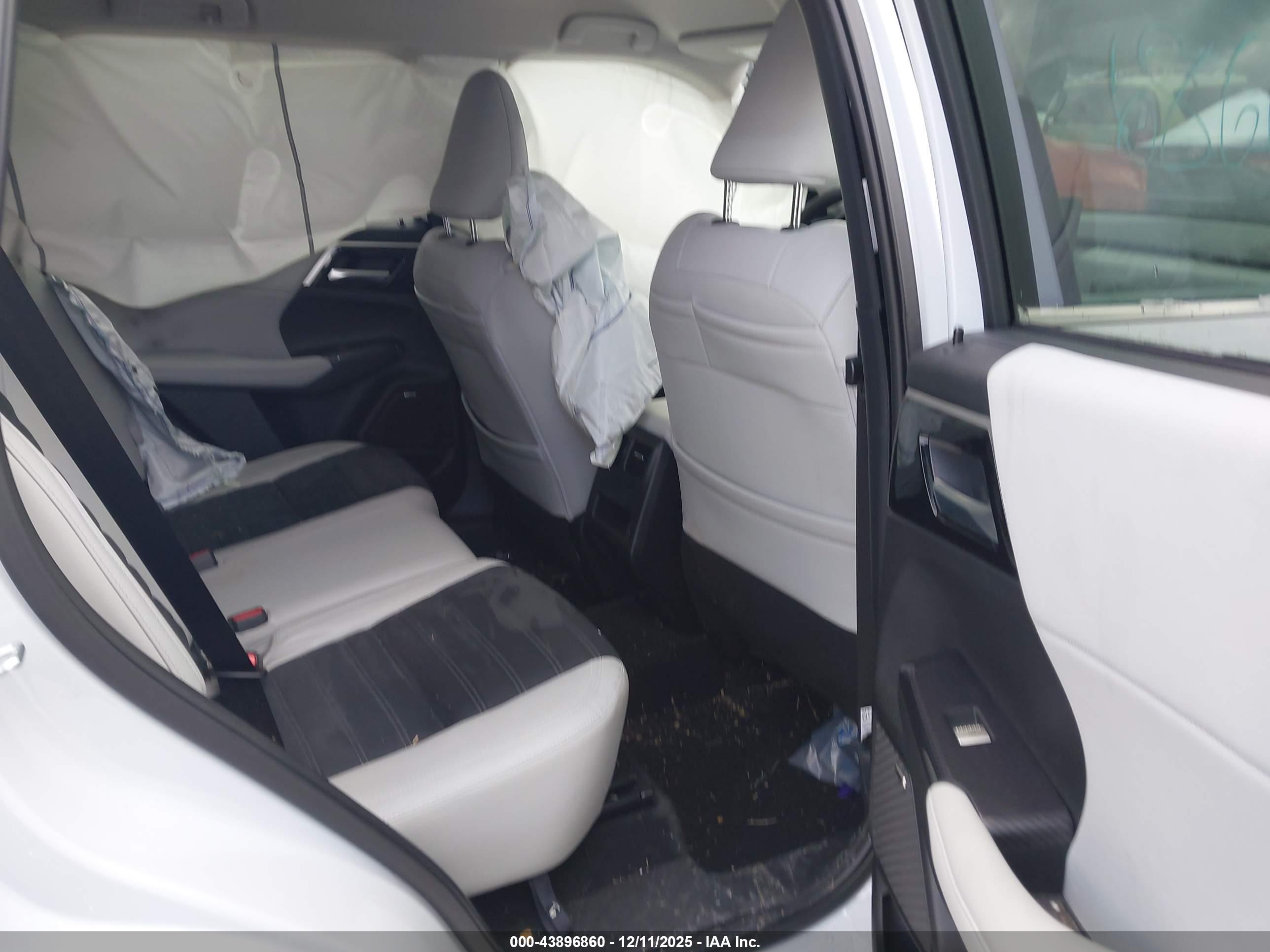 MITSUBISHI OUTLANDER image 8