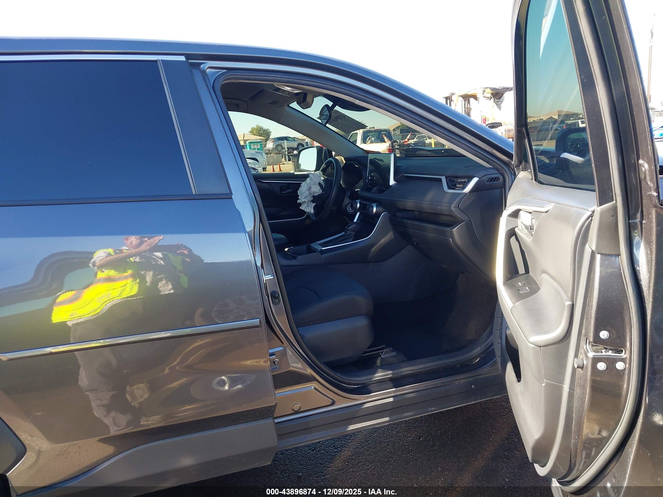 TOYOTA RAV4 image 5
