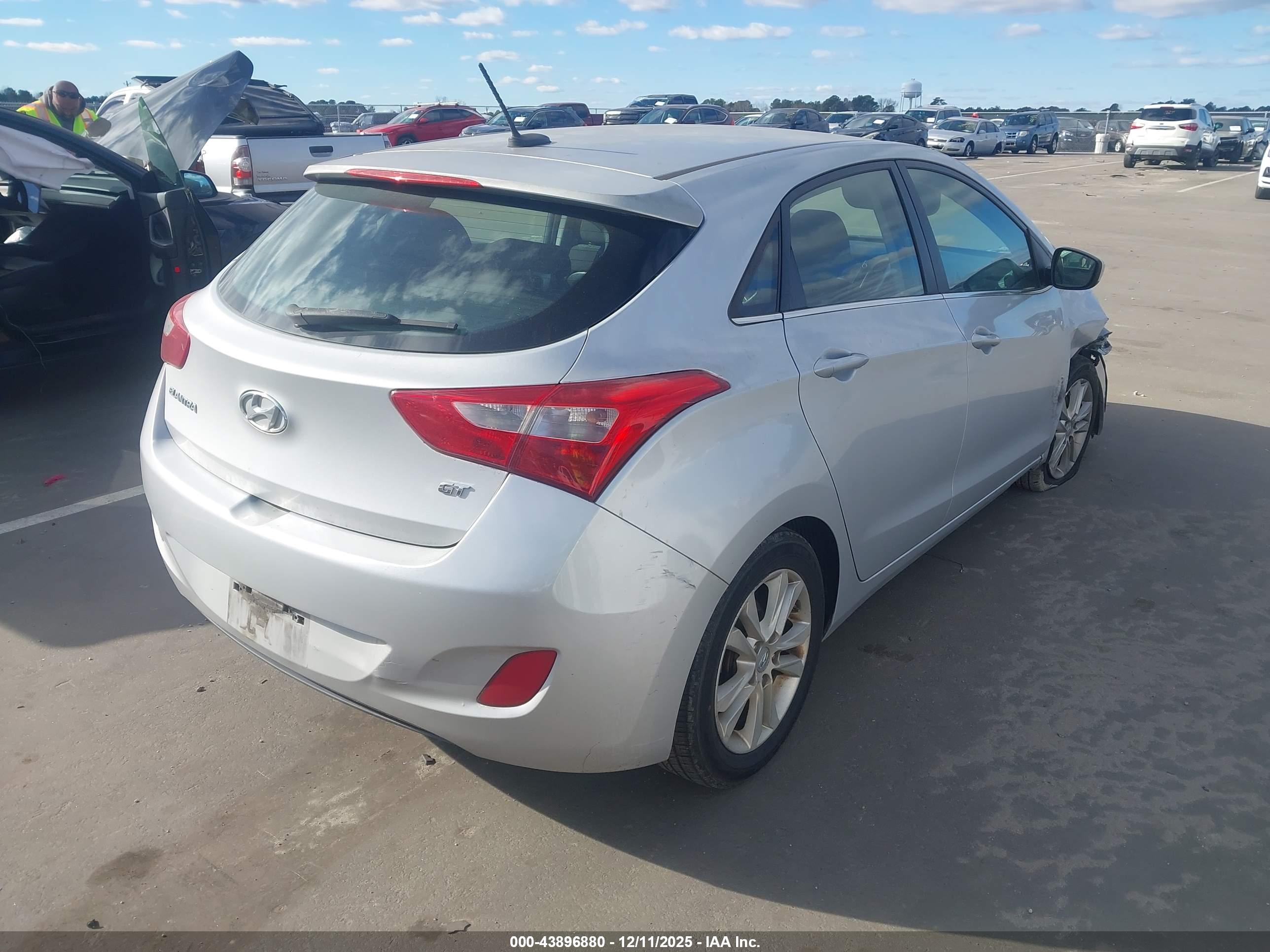 HYUNDAI ELANTRA image 4