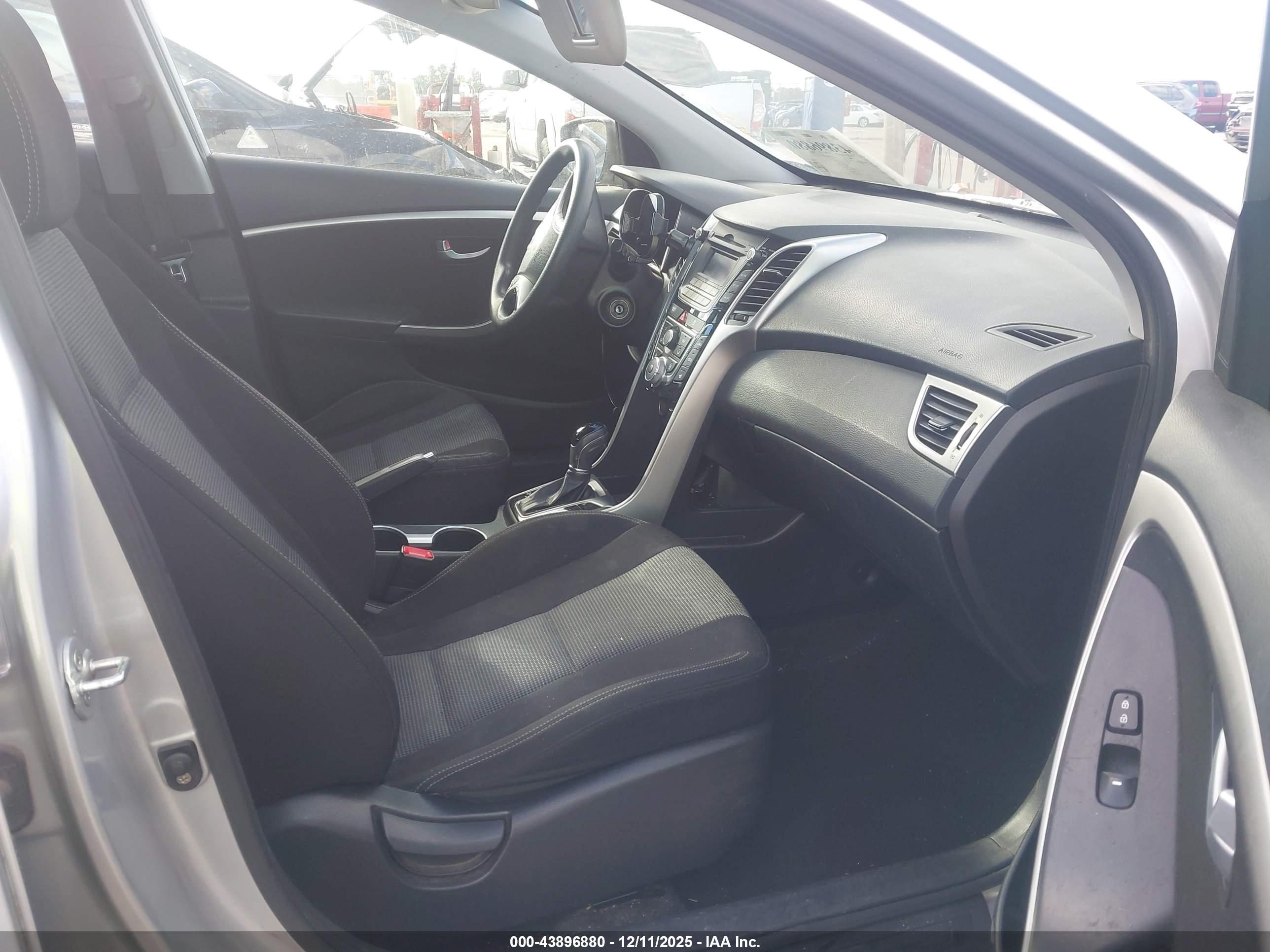 HYUNDAI ELANTRA image 5