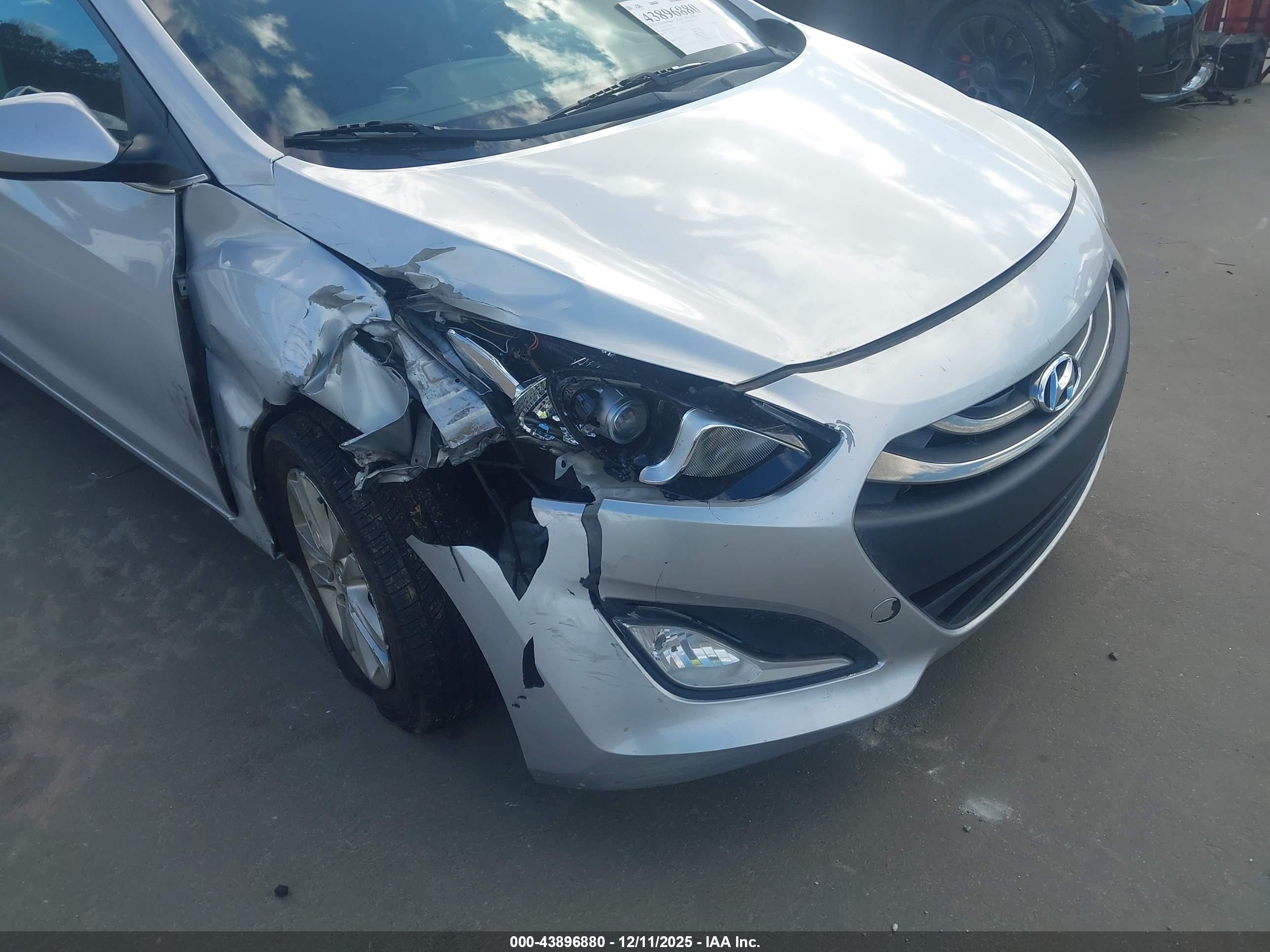 HYUNDAI ELANTRA image 6