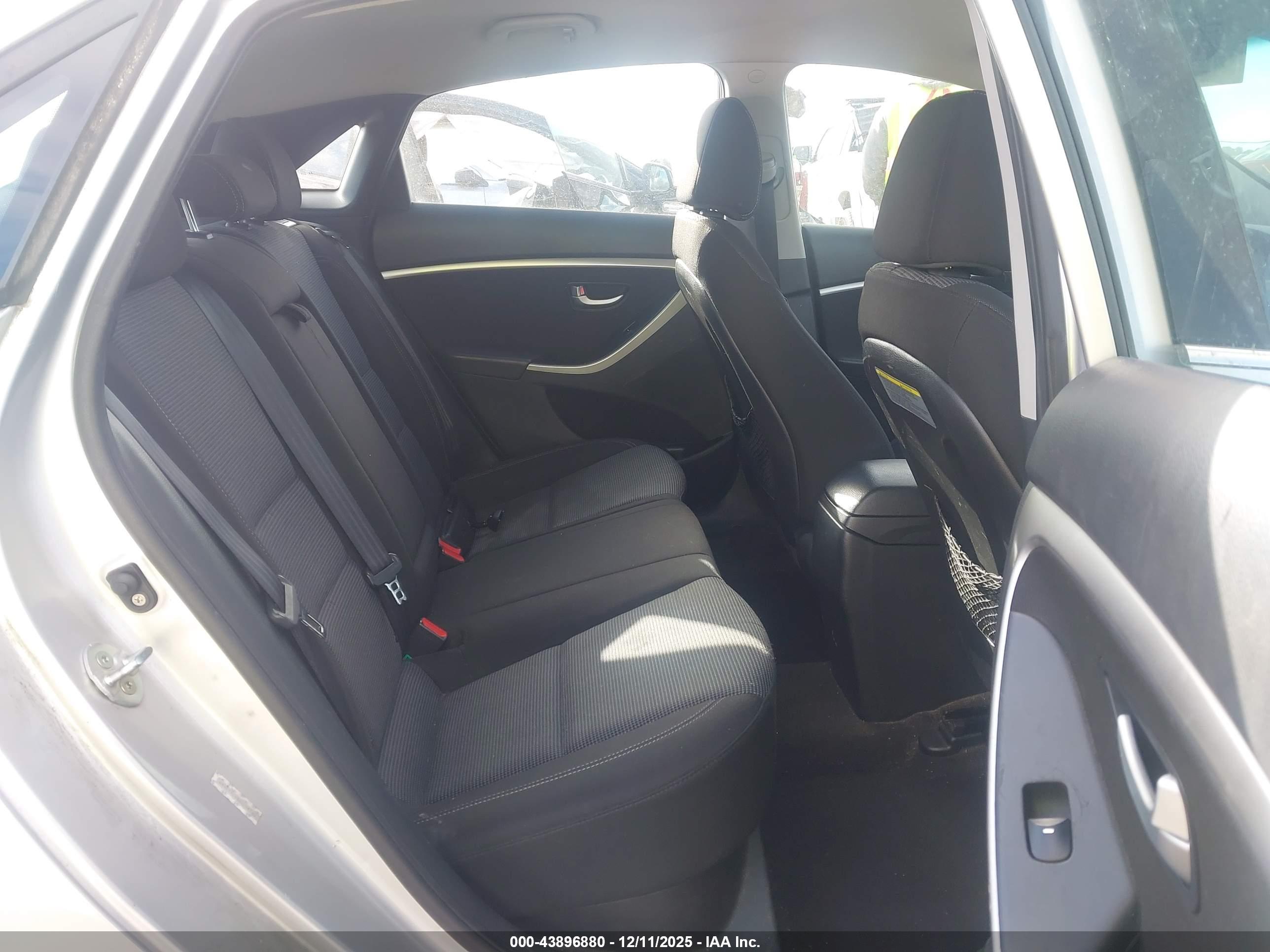 HYUNDAI ELANTRA image 8