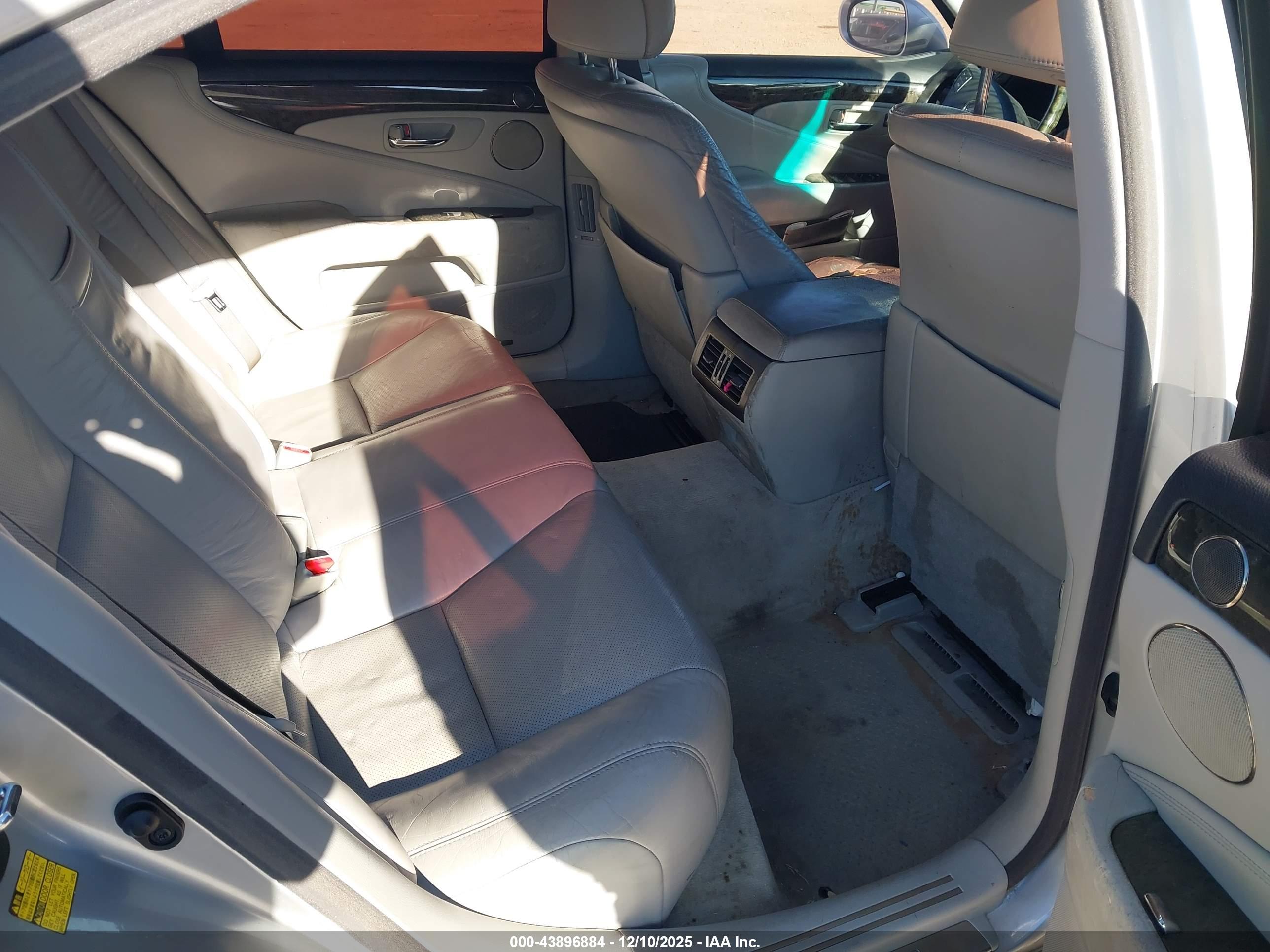 LEXUS LS image 8