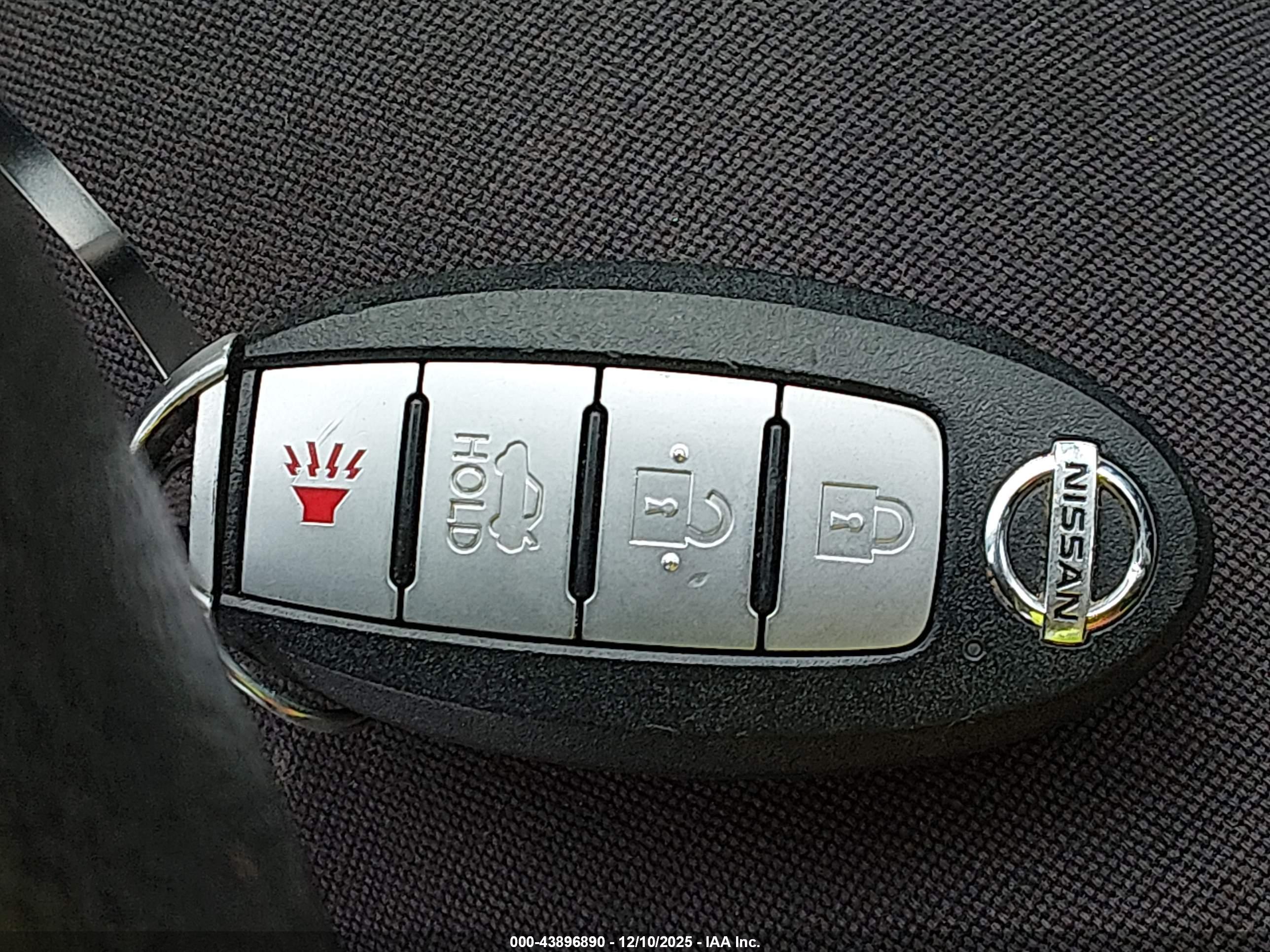 NISSAN VERSA image 11