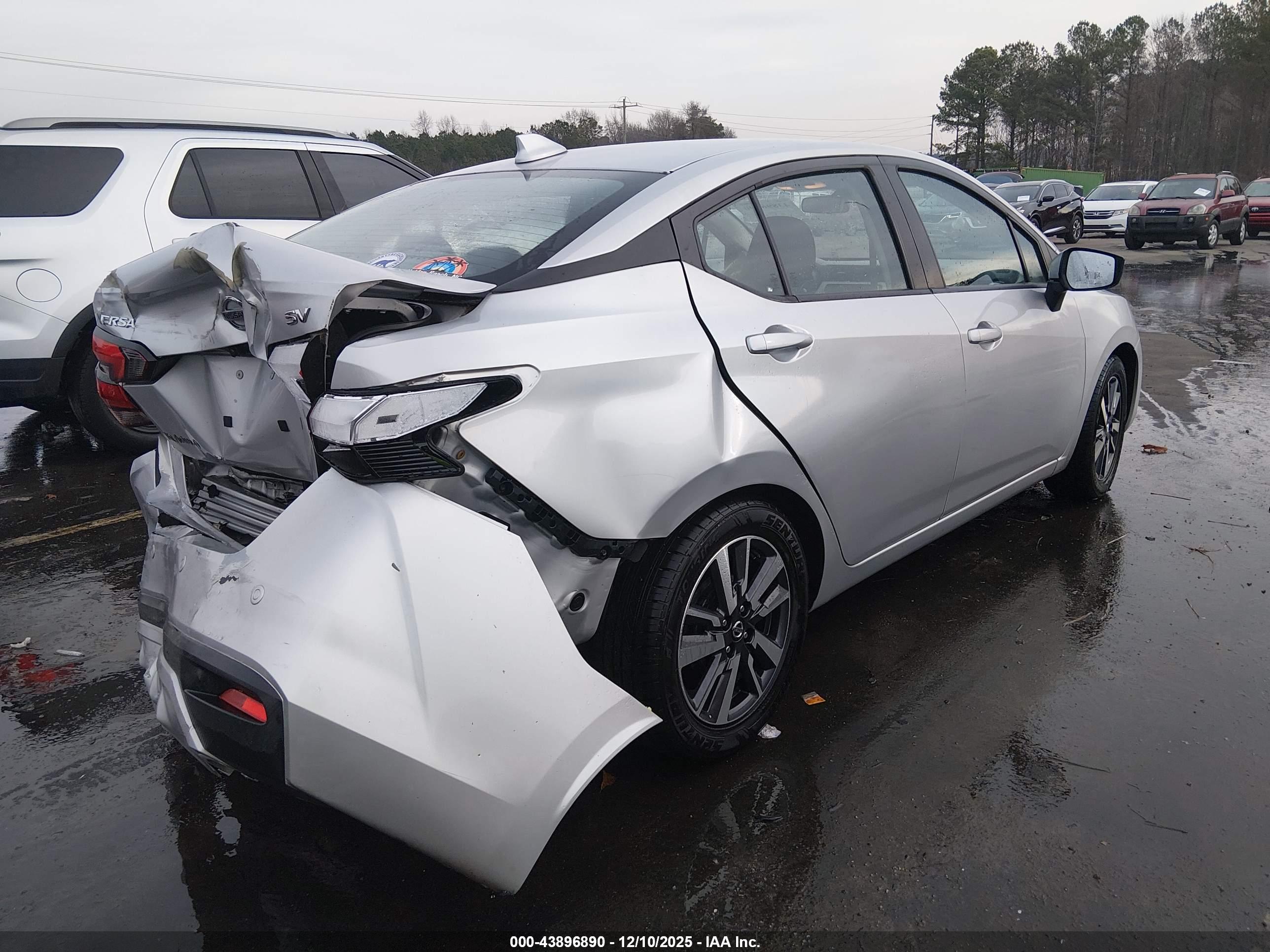 NISSAN VERSA image 4