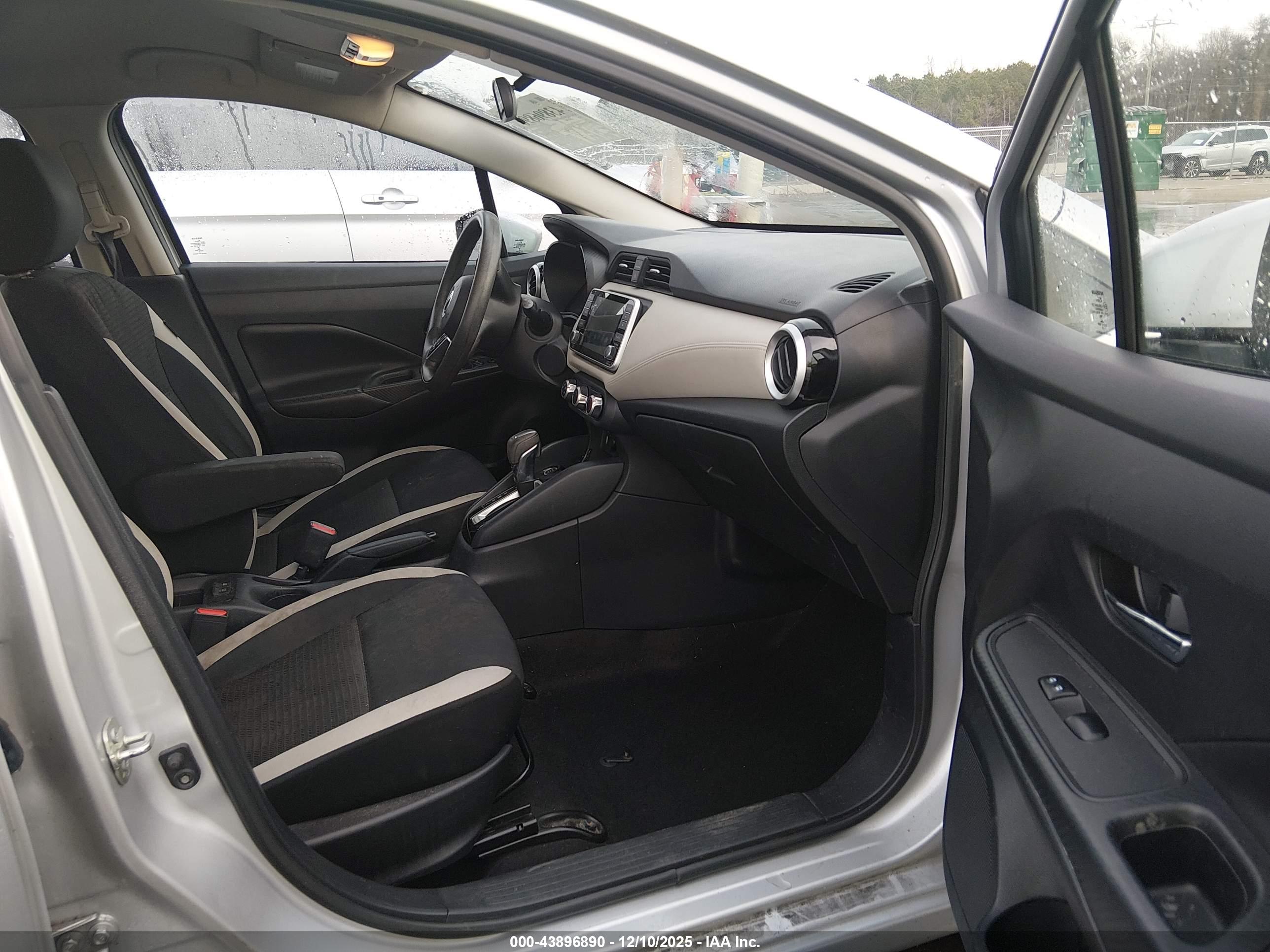 NISSAN VERSA image 5