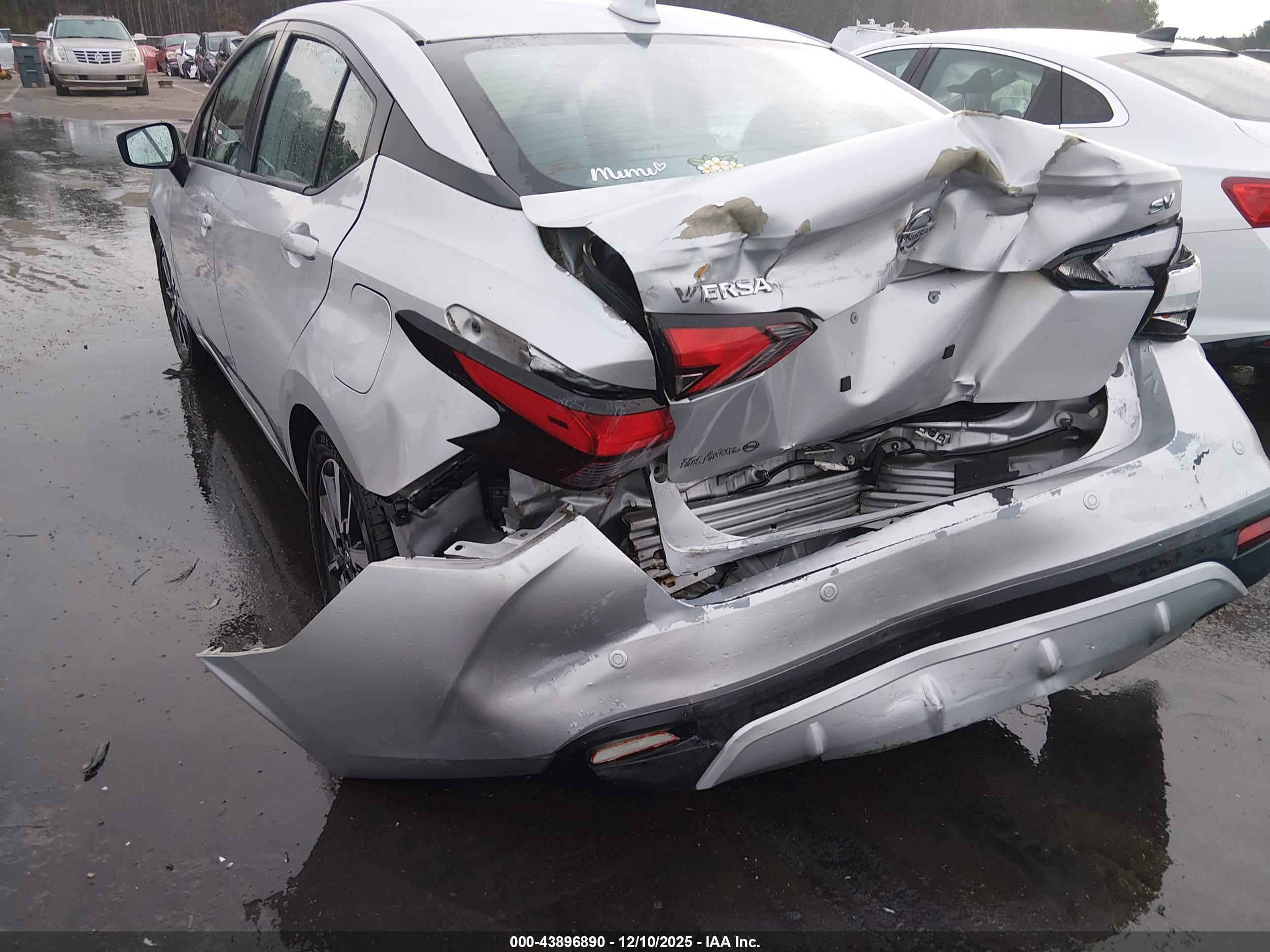 NISSAN VERSA image 6