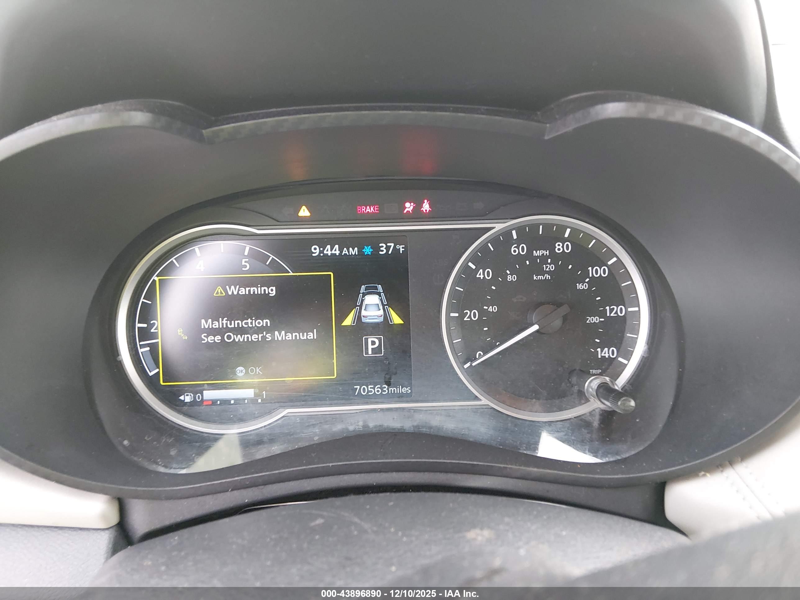 NISSAN VERSA image 7