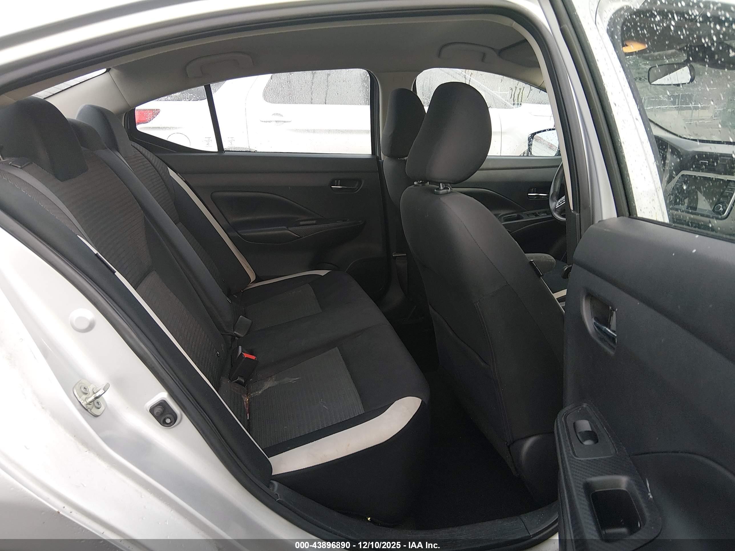 NISSAN VERSA image 8