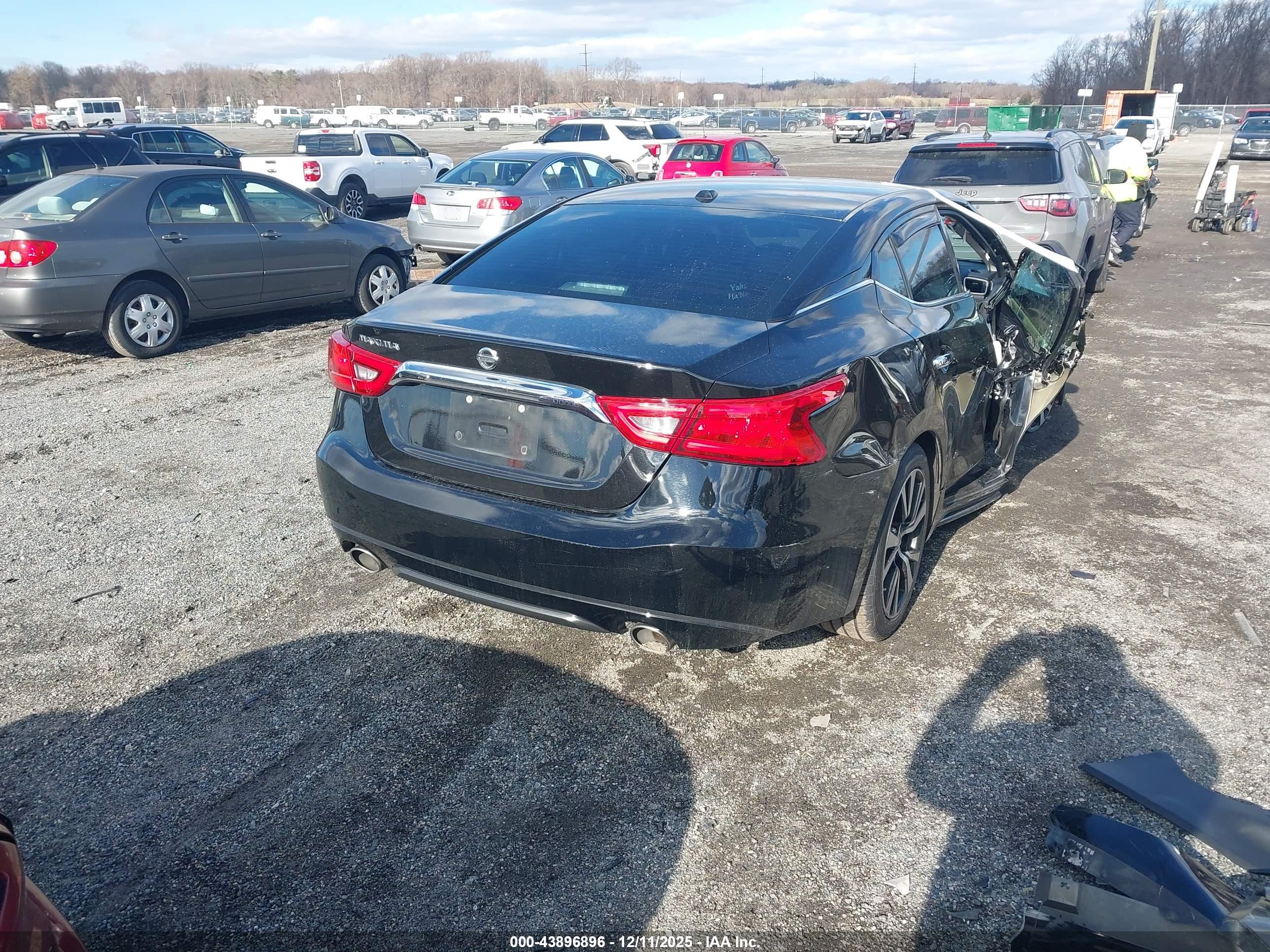 NISSAN MAXIMA image 4