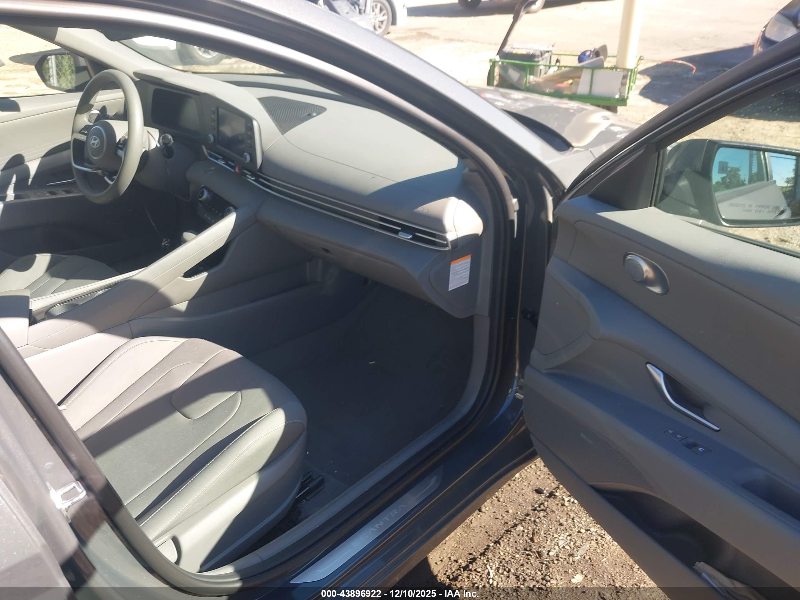 HYUNDAI ELANTRA image 5