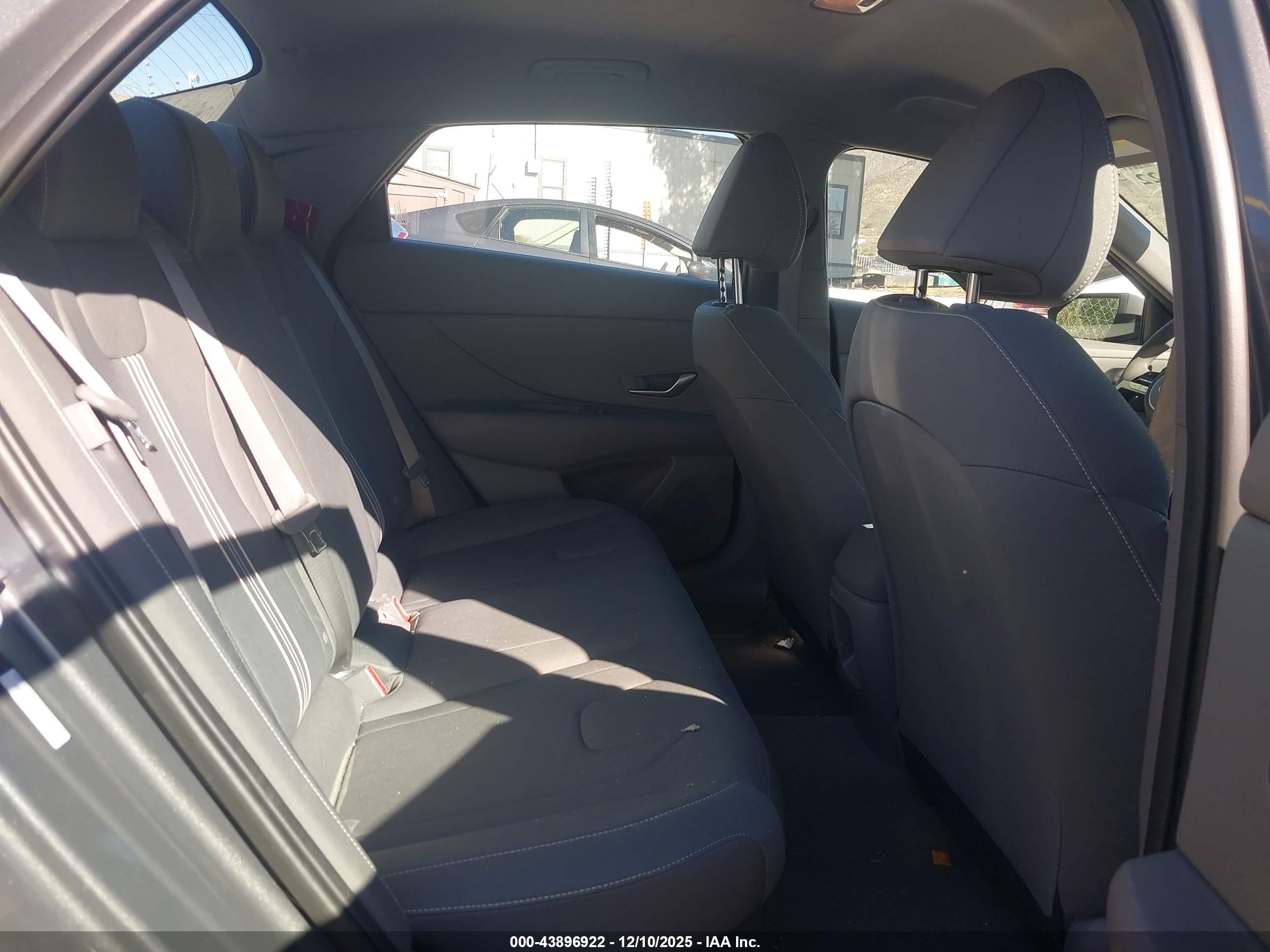 HYUNDAI ELANTRA image 8