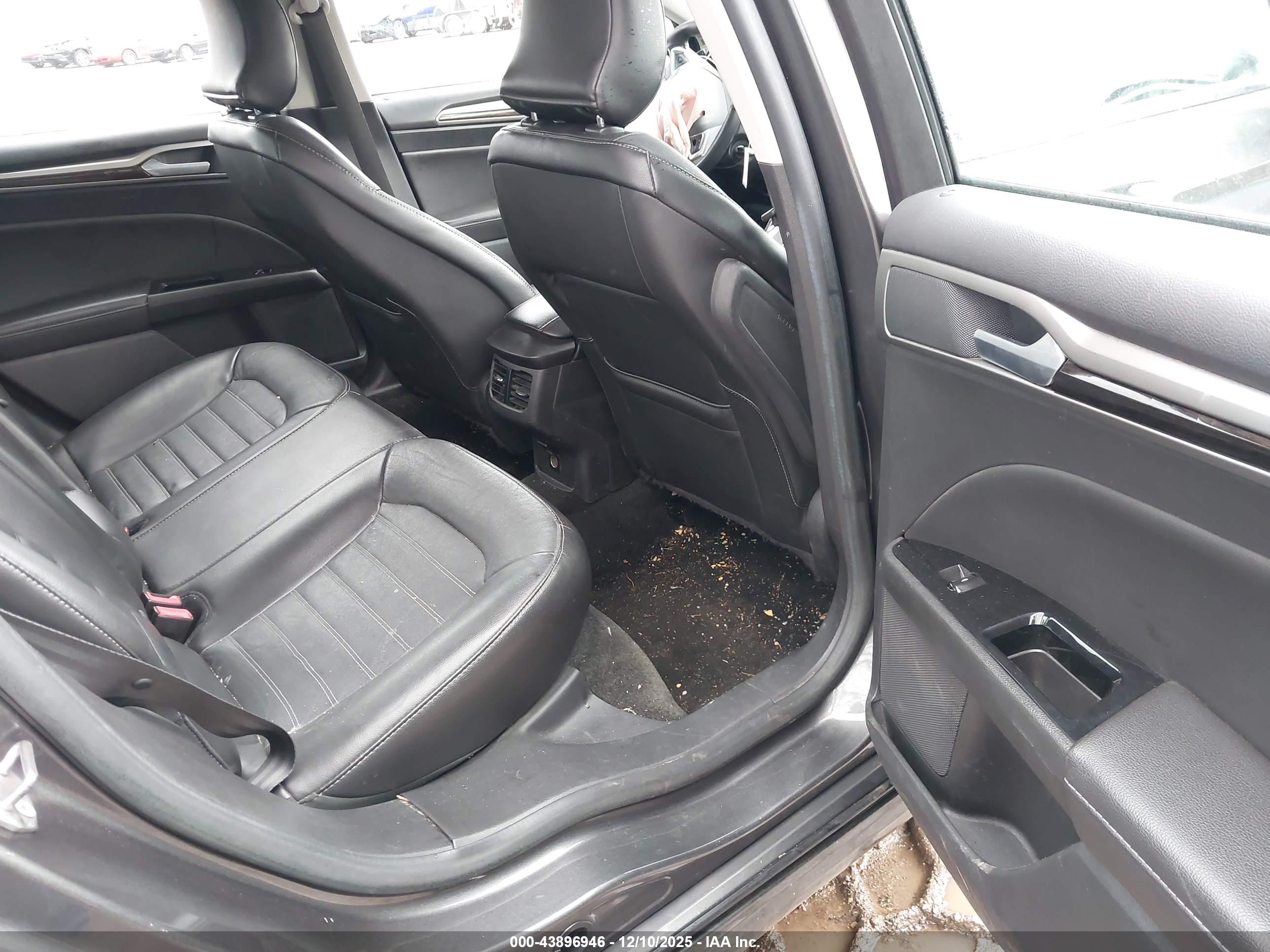 FORD FUSION image 8