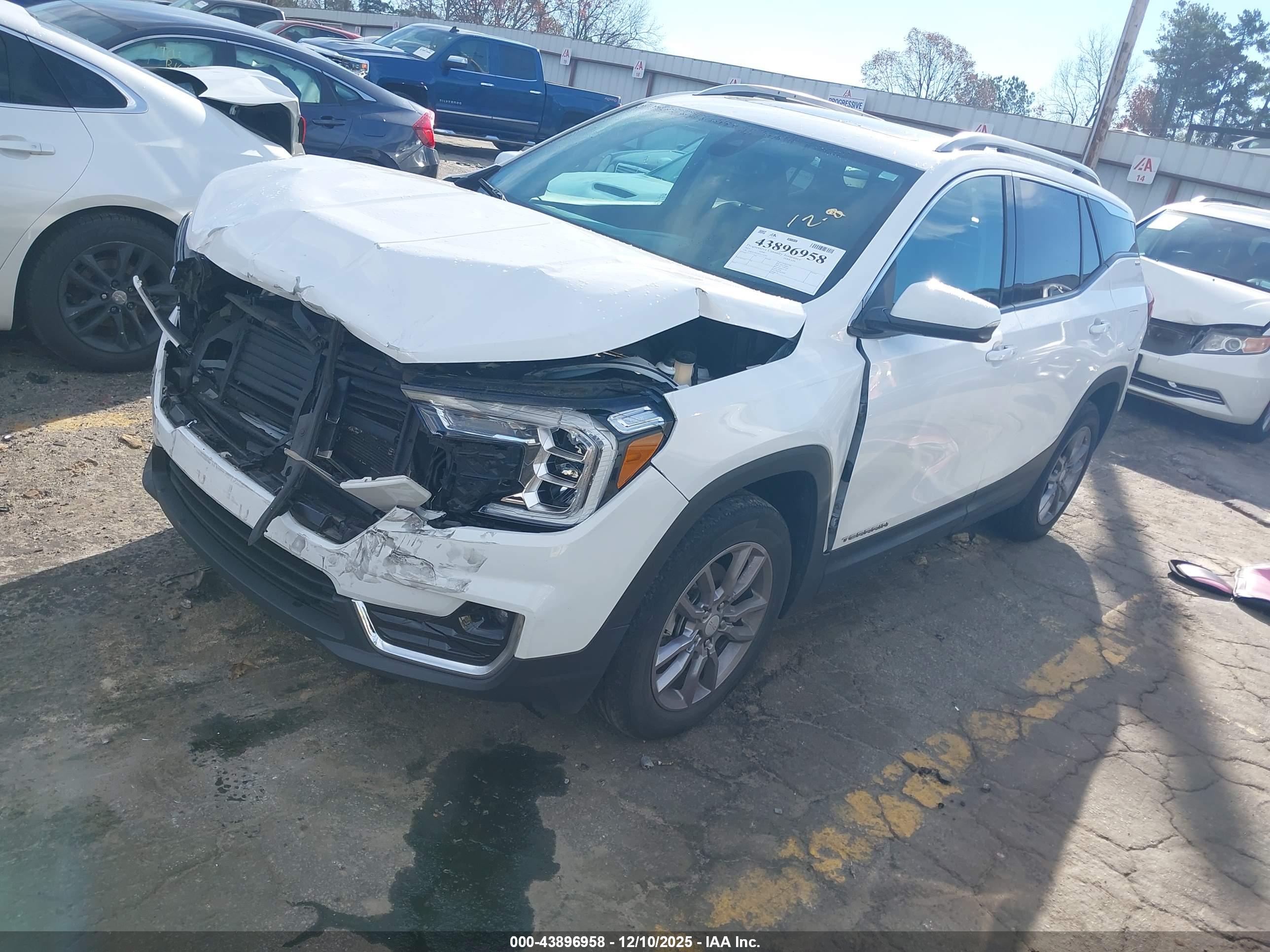 GMC TERRAIN image 2