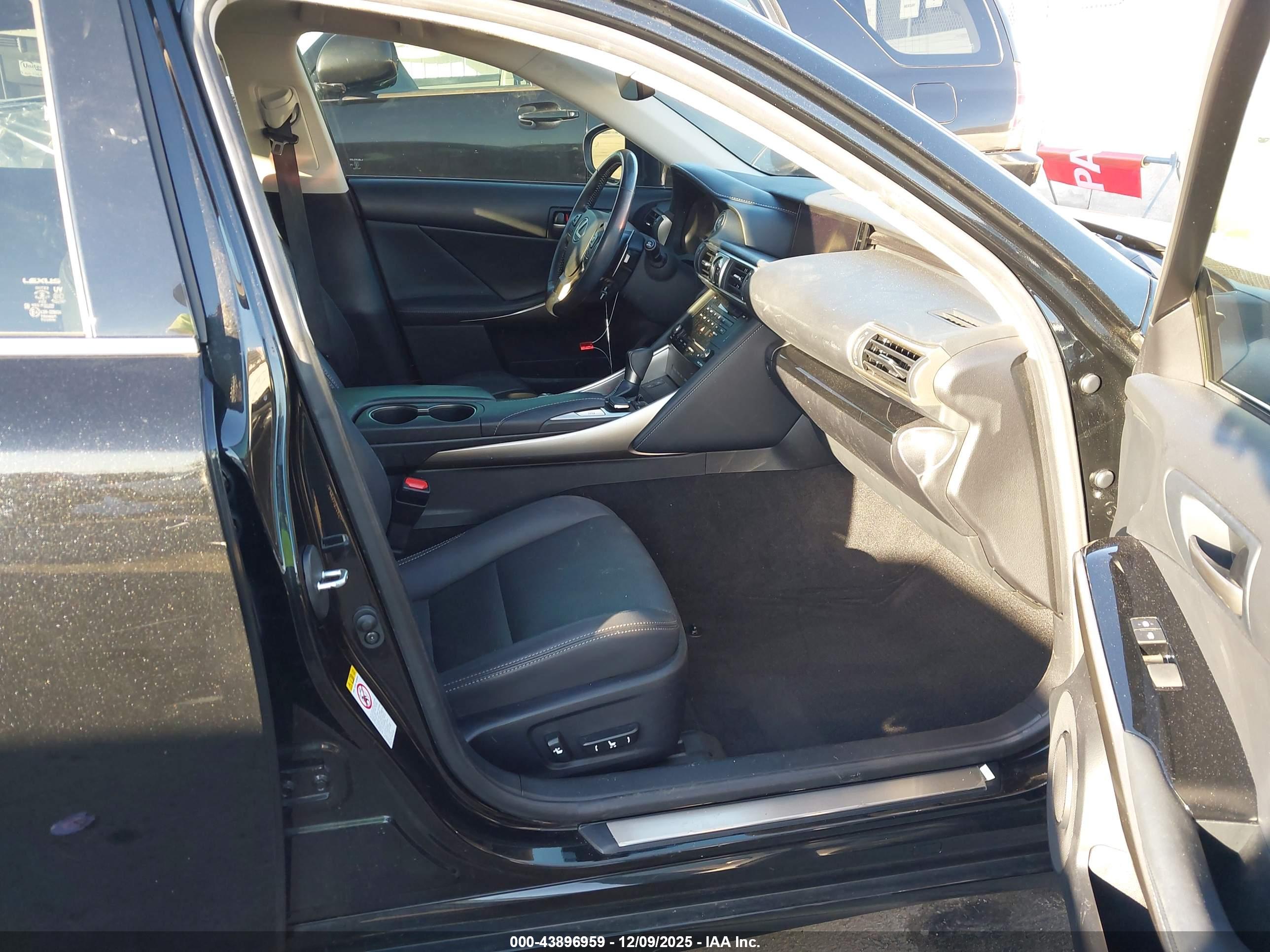 LEXUS IS image 5
