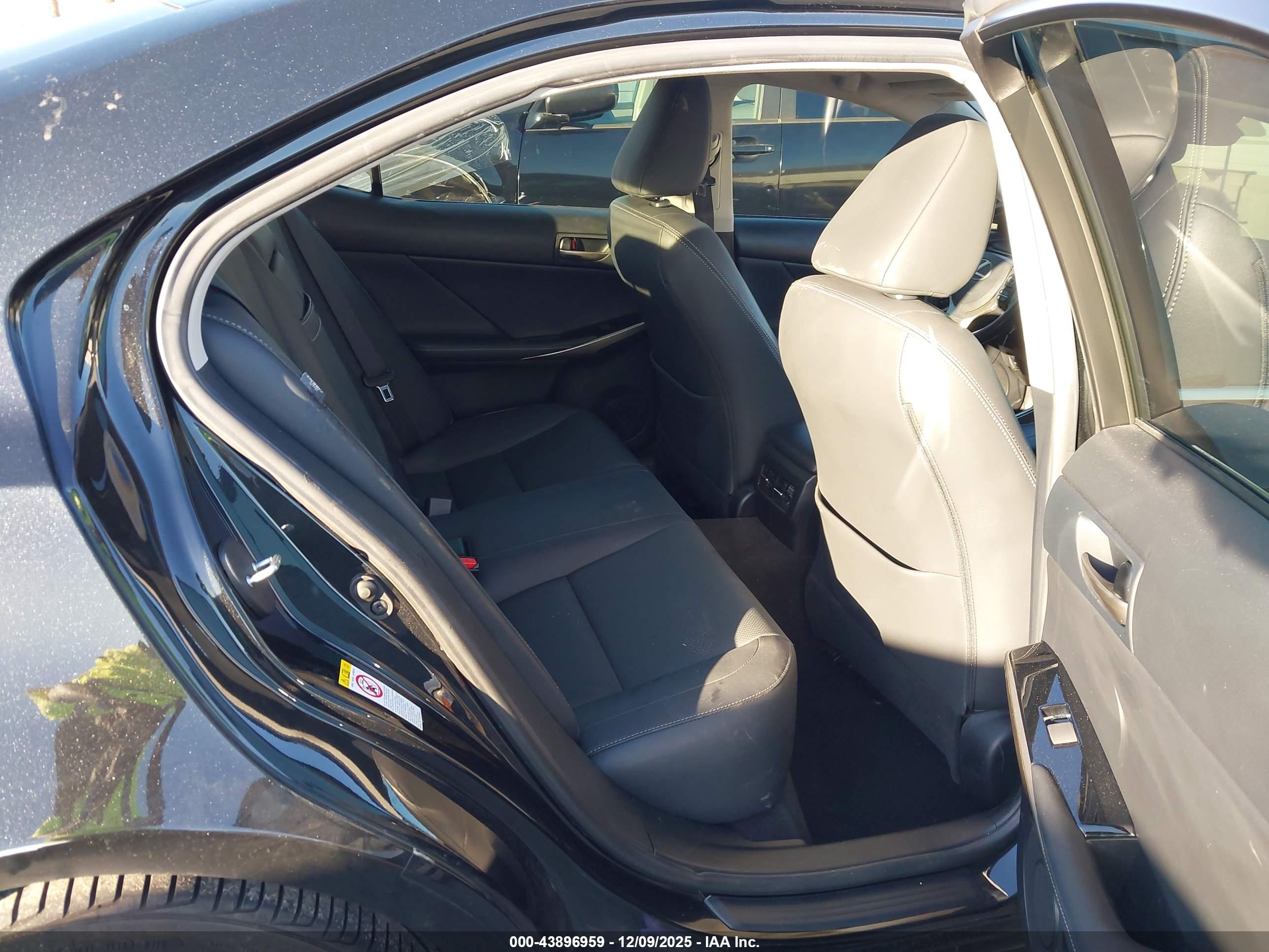 LEXUS IS image 8
