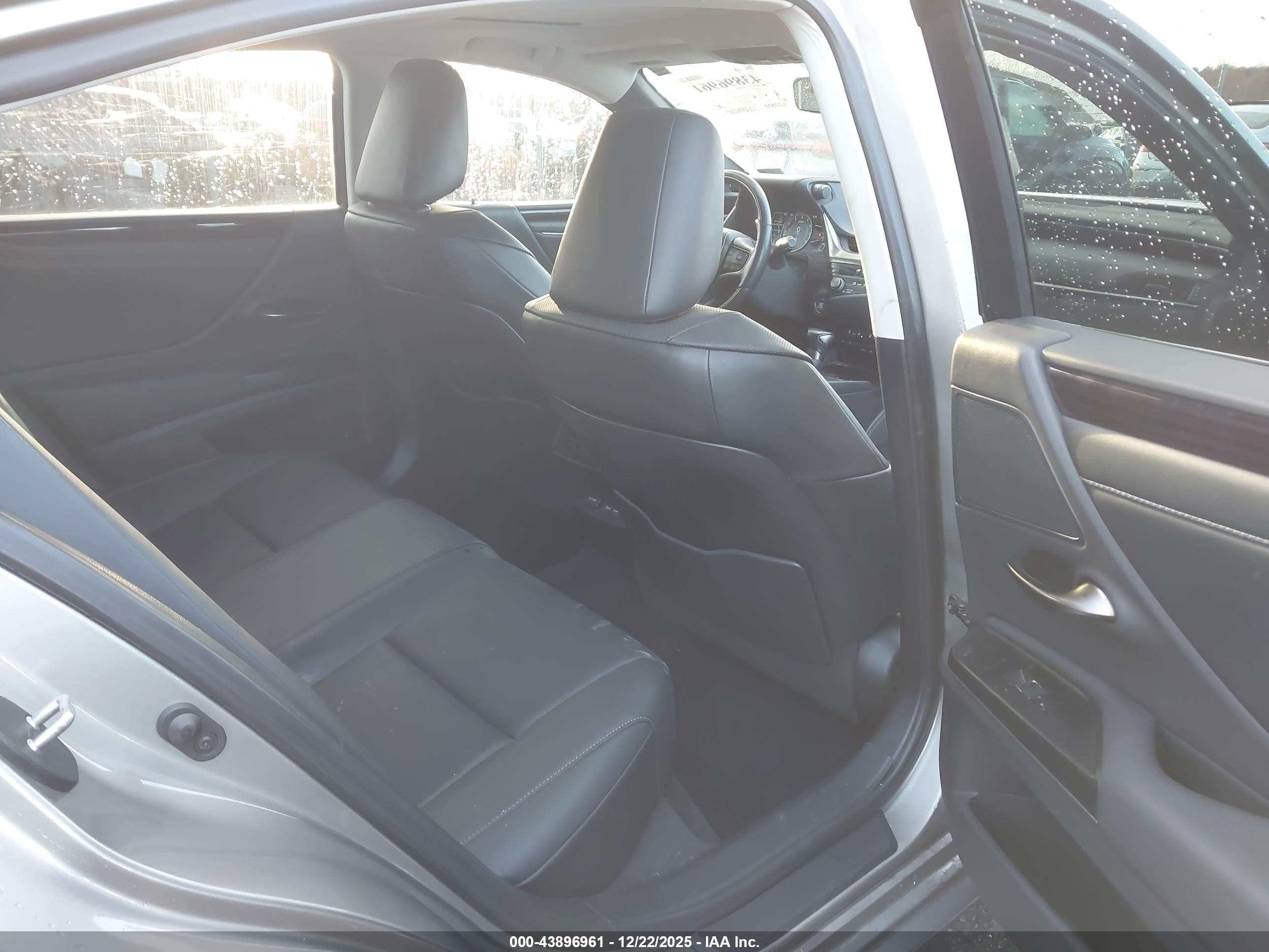 LEXUS ES image 8