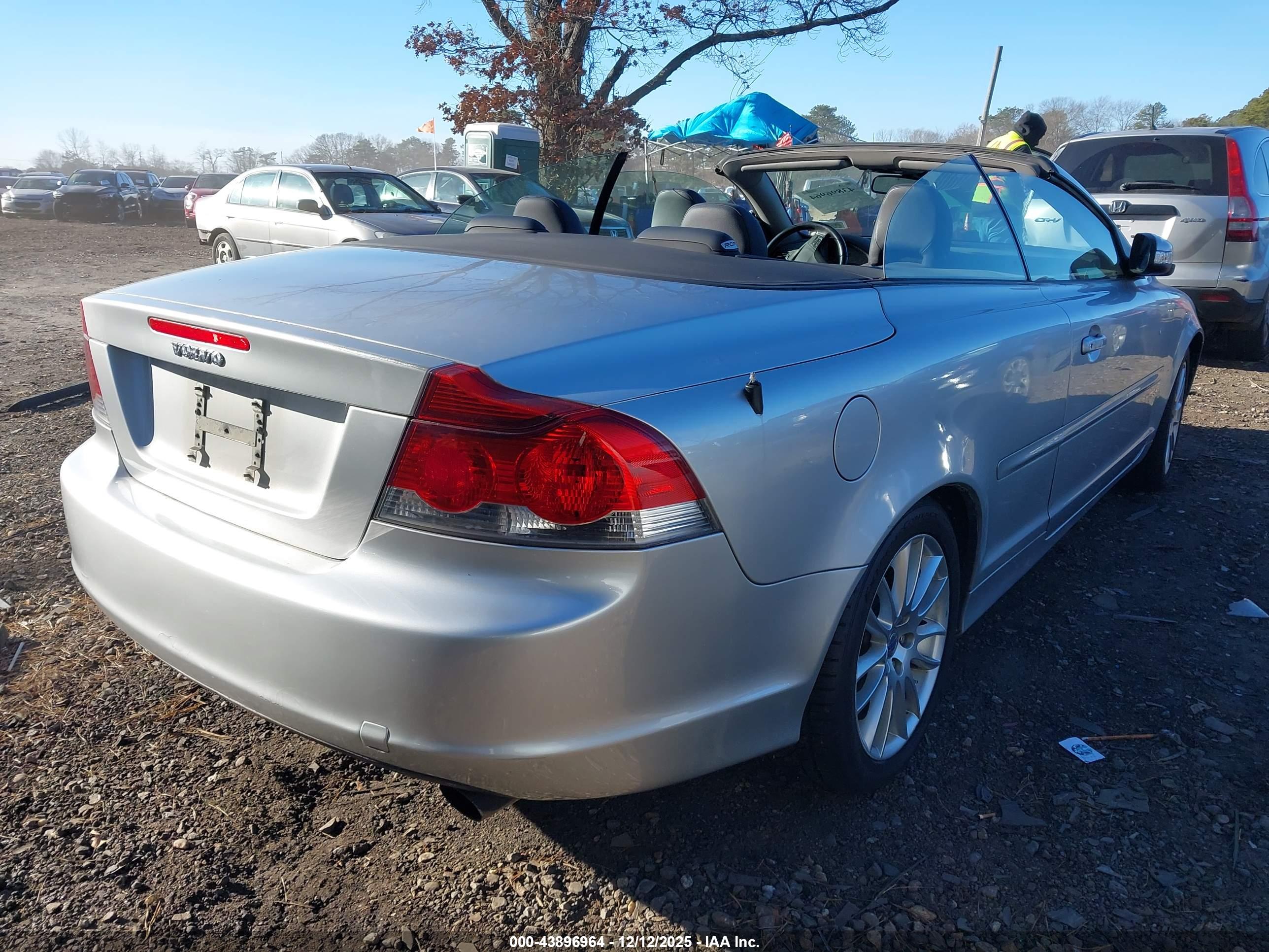 VOLVO C70 image 4