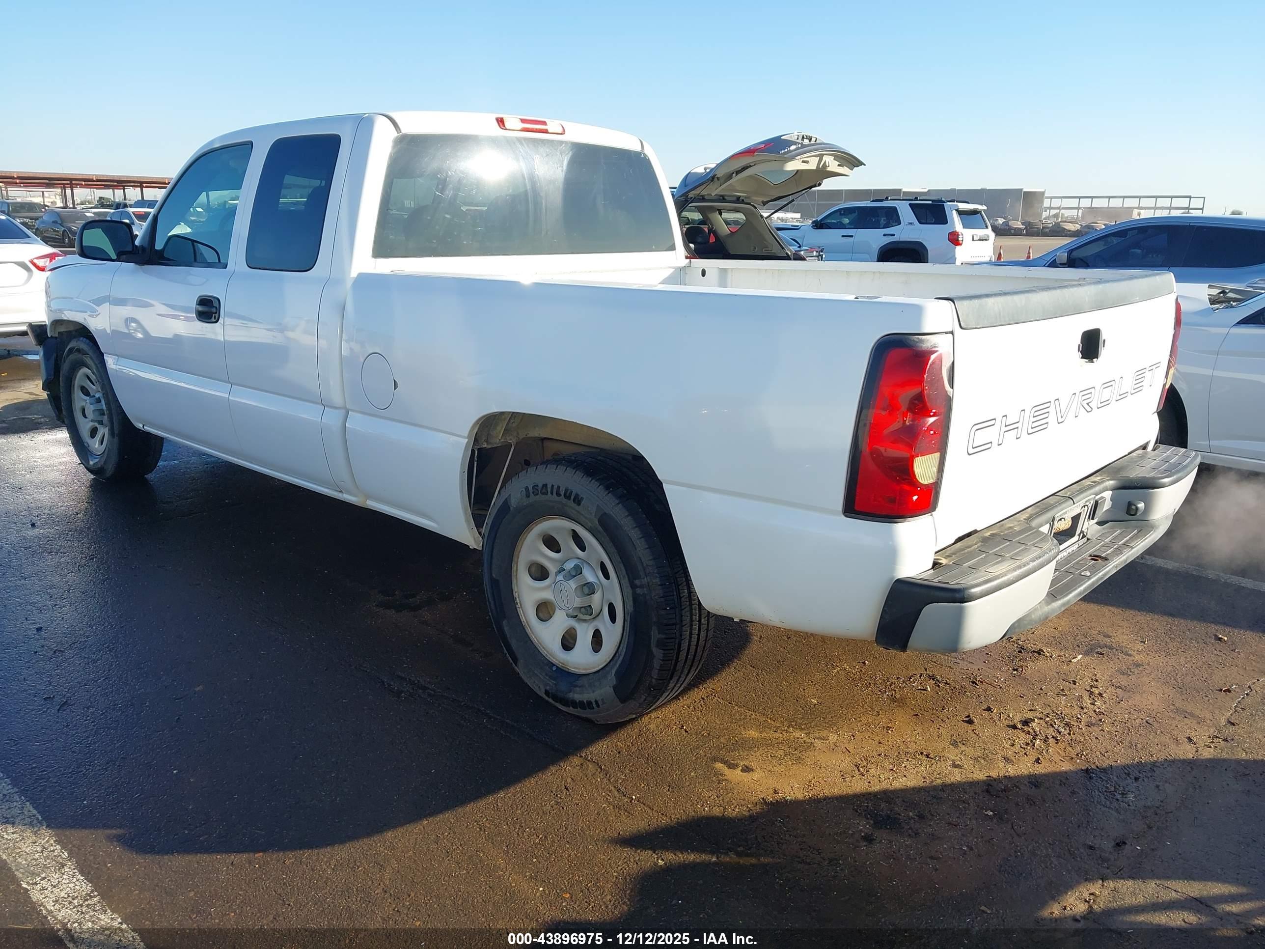 CHEVROLET SILVERADO image 3