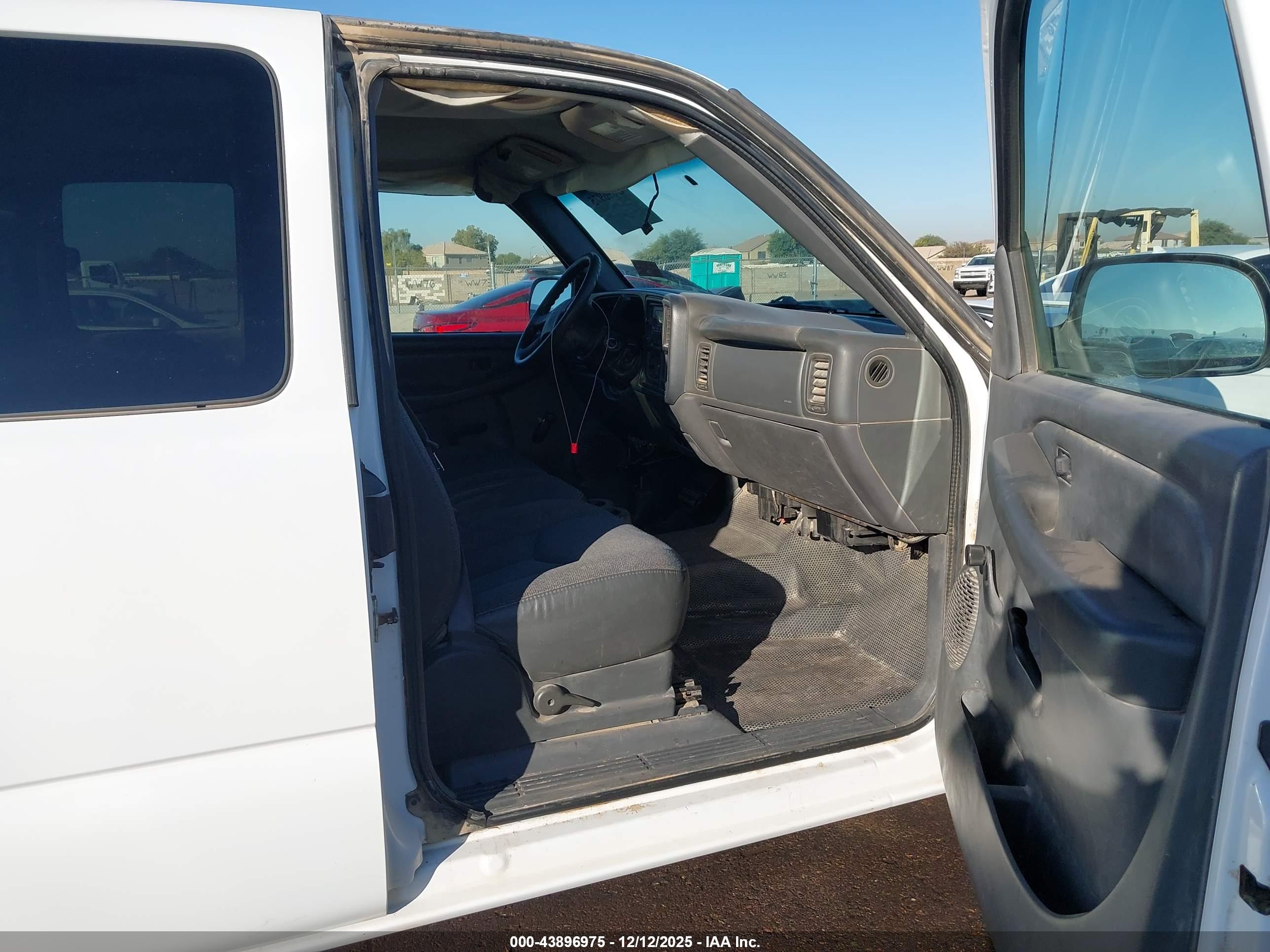 CHEVROLET SILVERADO image 5