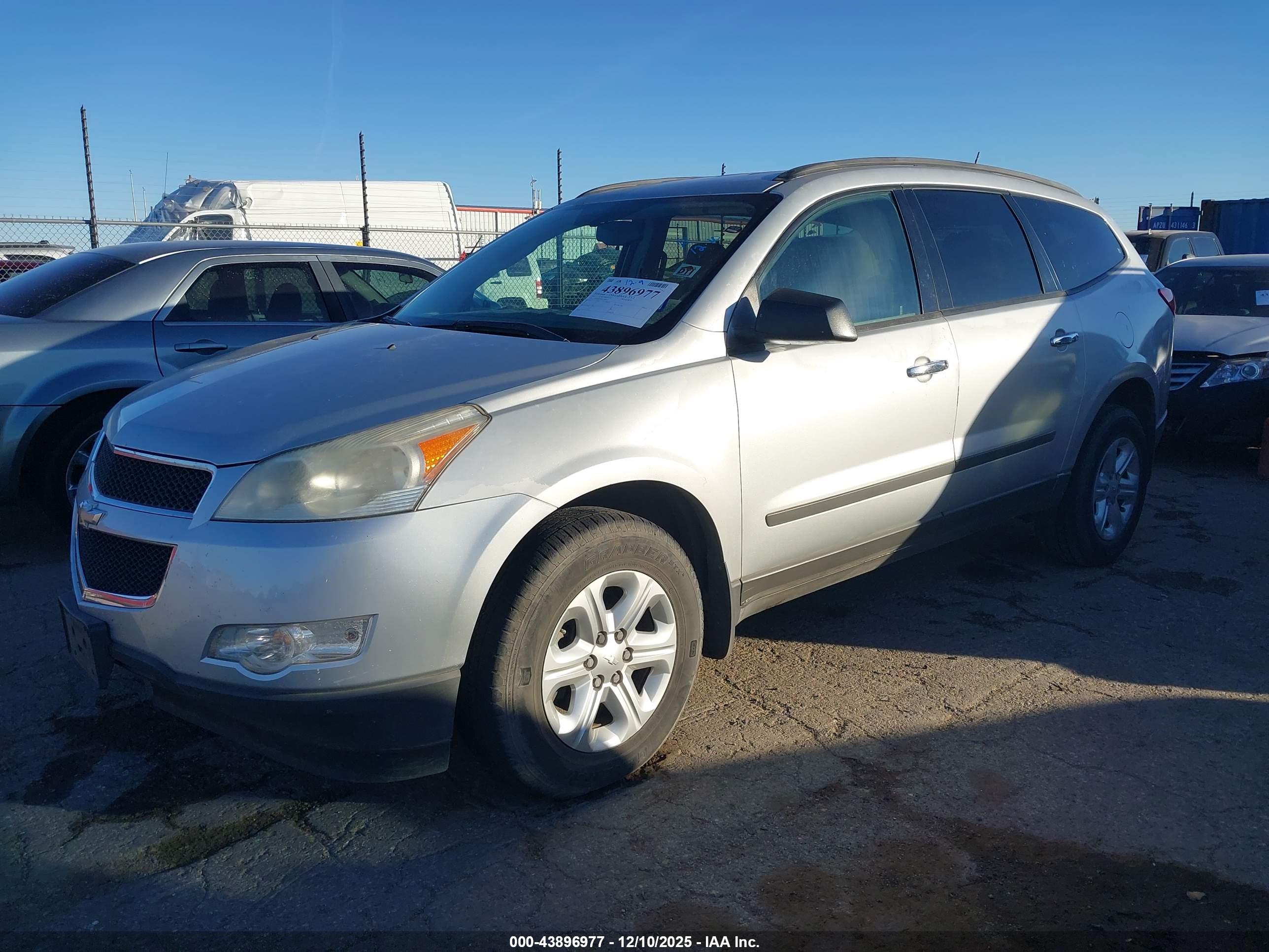 CHEVROLET TRAVERSE image 2