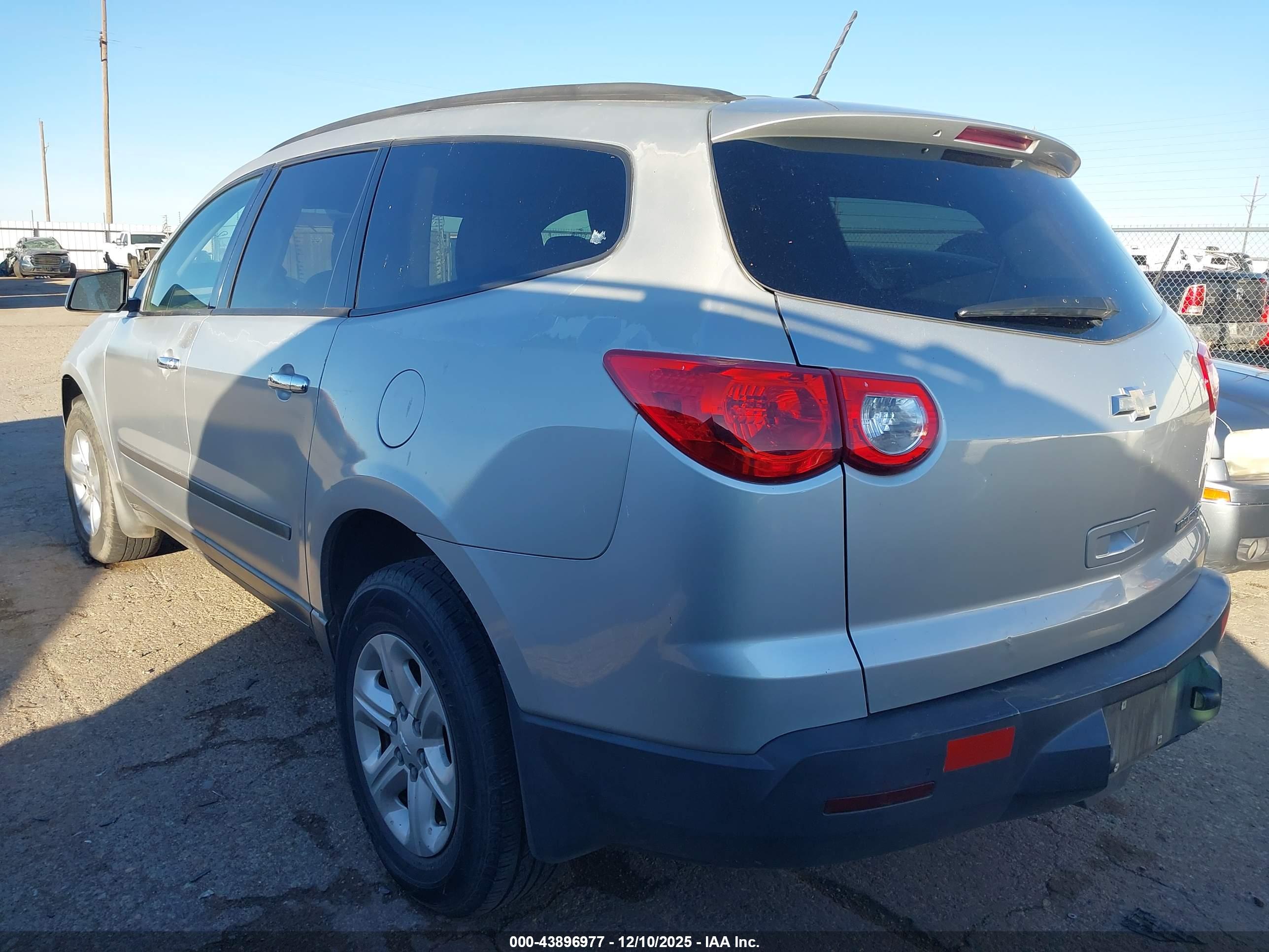 CHEVROLET TRAVERSE image 3