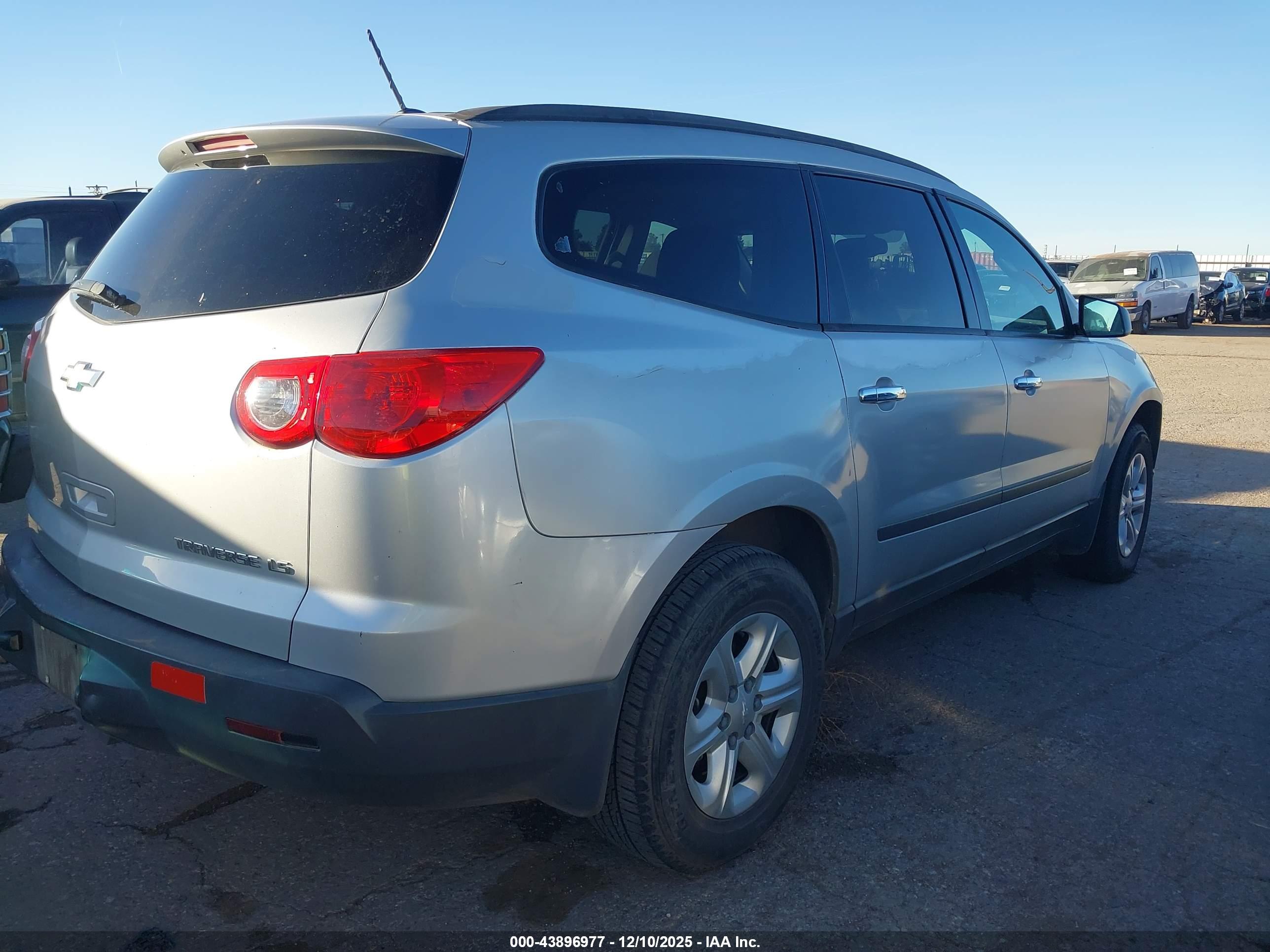 CHEVROLET TRAVERSE image 4