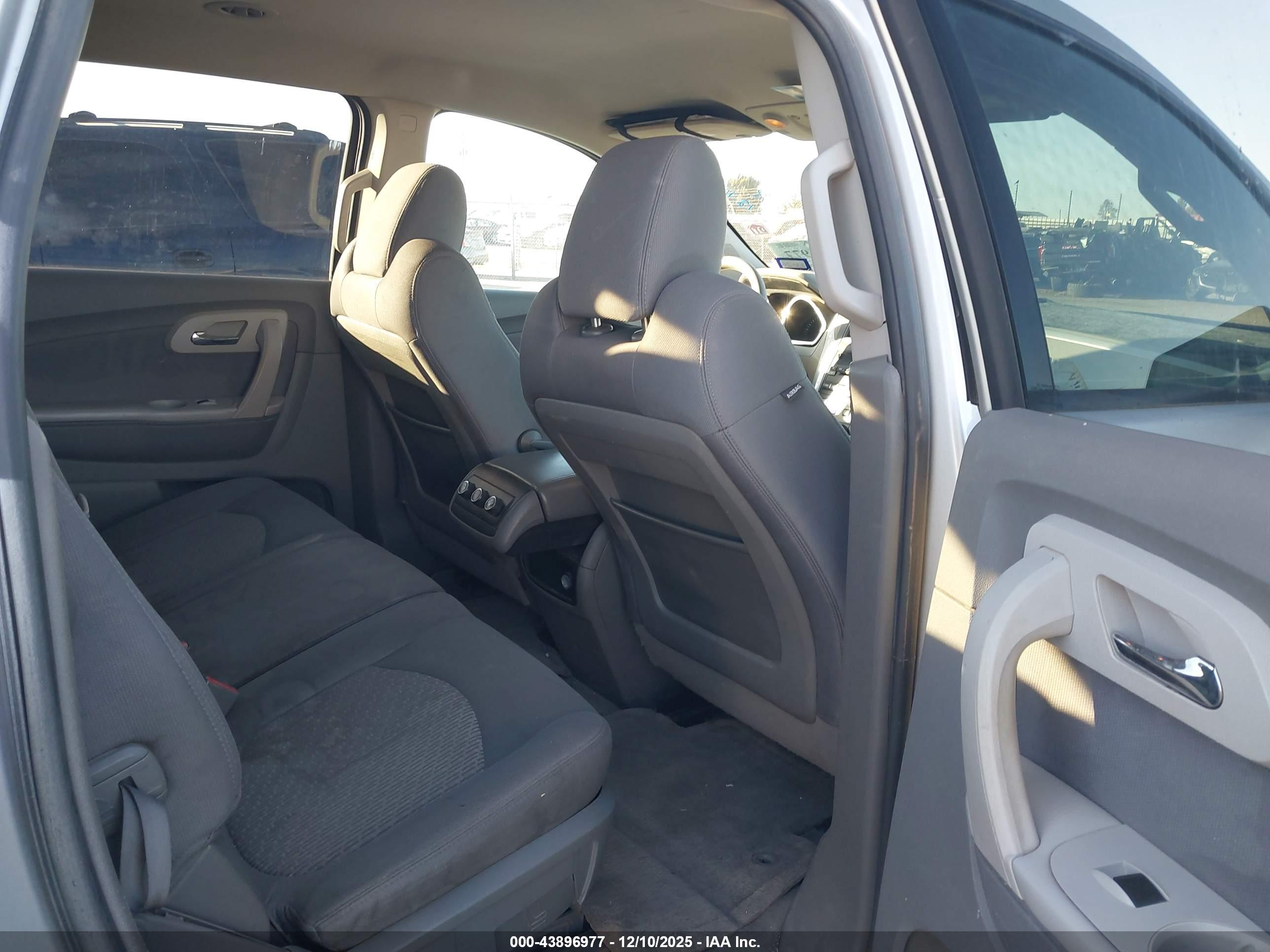 CHEVROLET TRAVERSE image 8