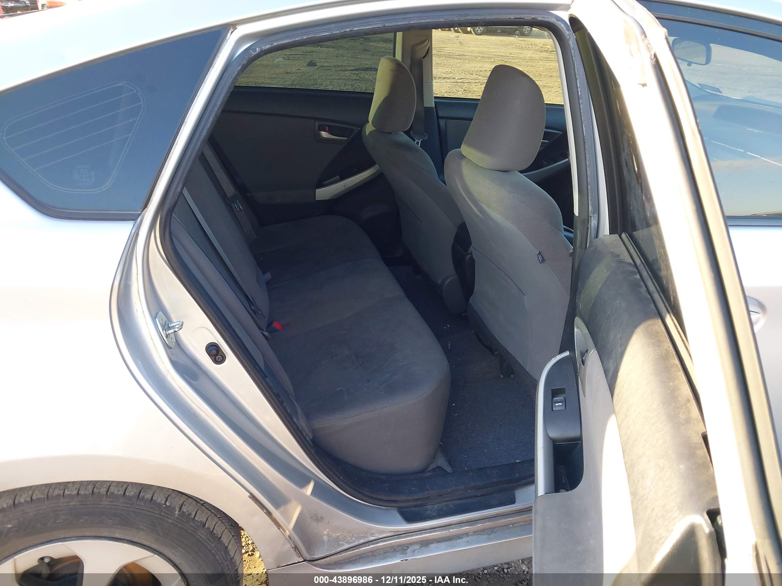 TOYOTA PRIUS image 8