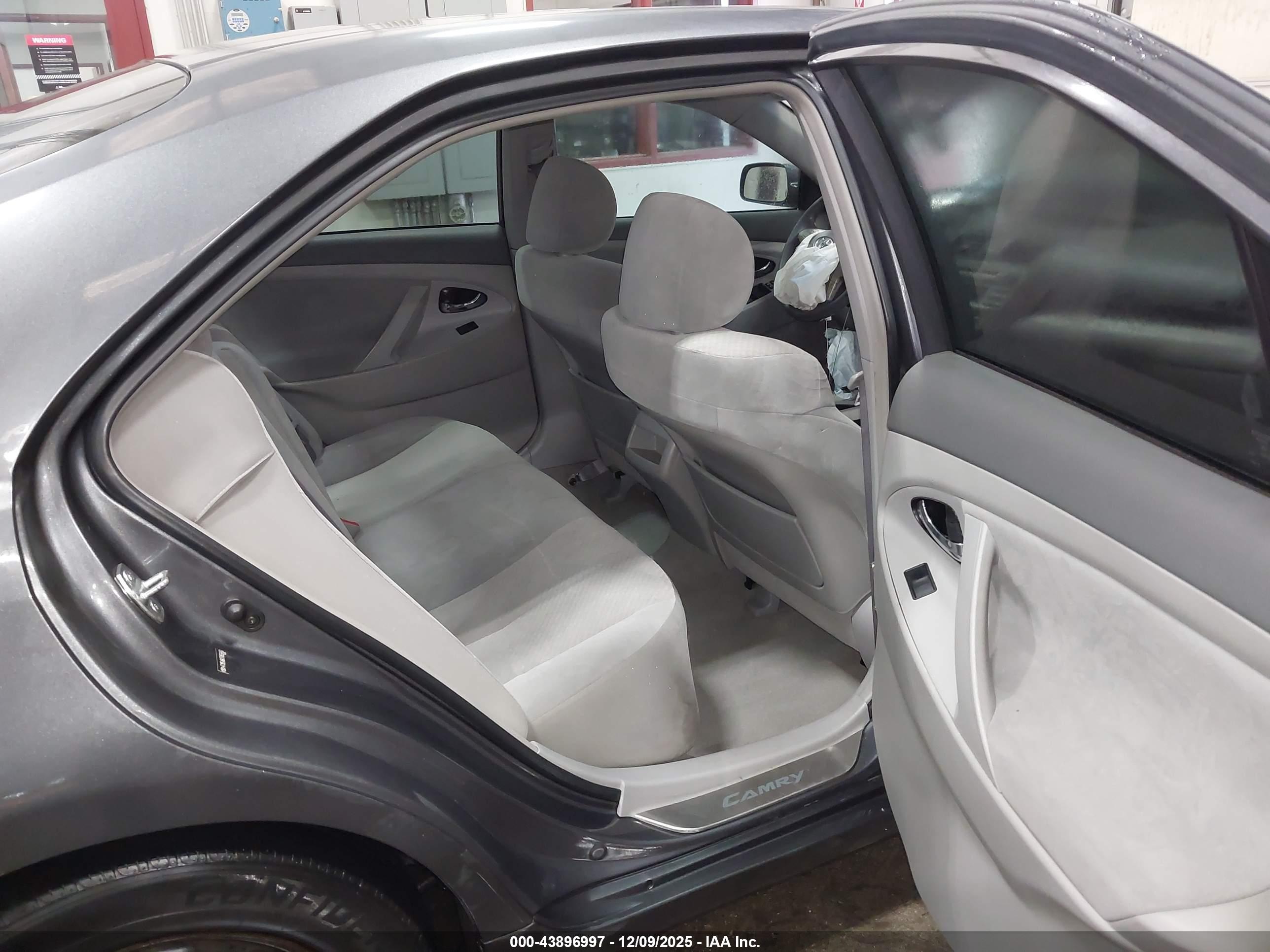 TOYOTA CAMRY image 8