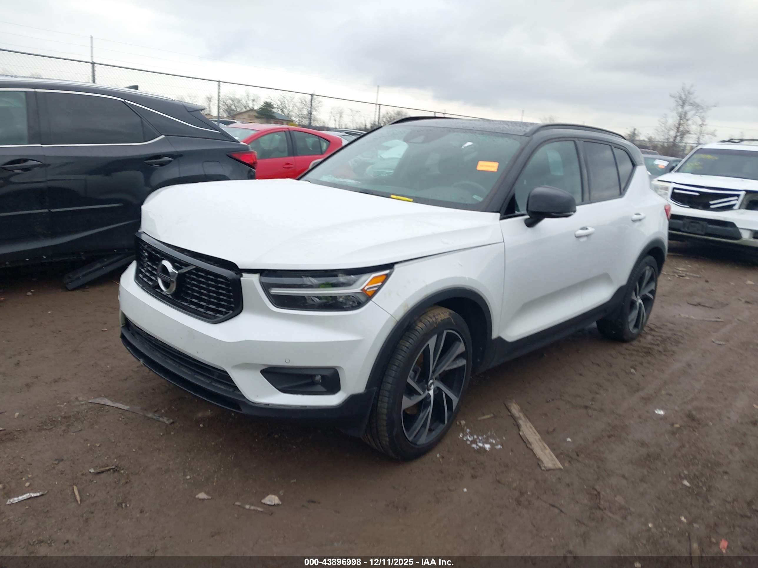 VOLVO XC40 image 2