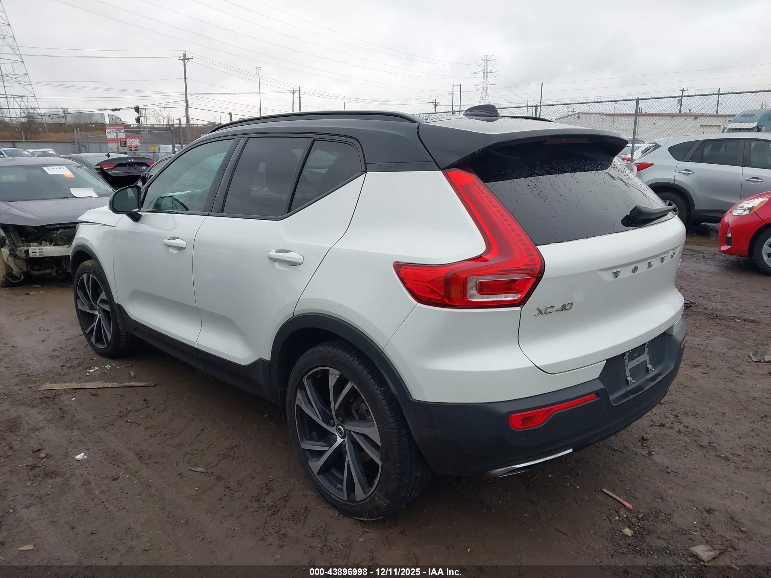 VOLVO XC40 image 3