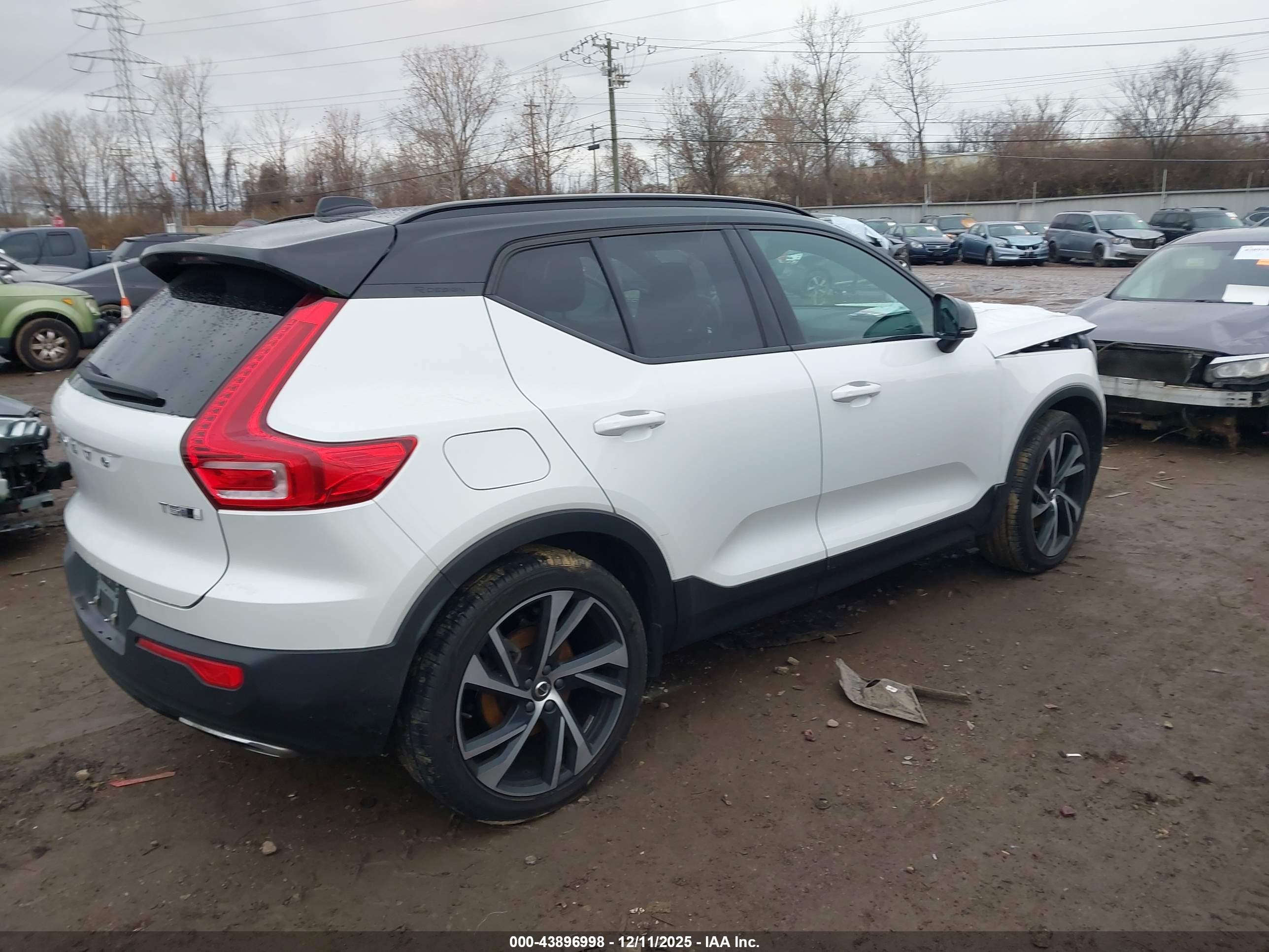 VOLVO XC40 image 4