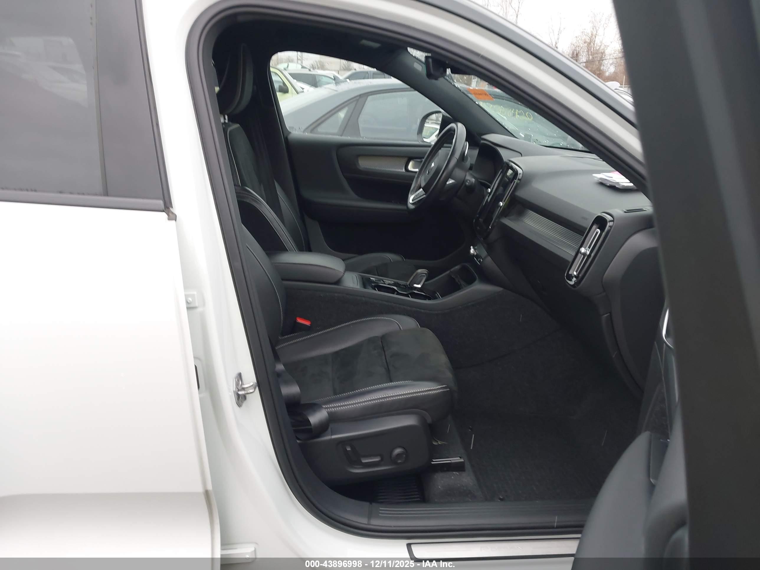 VOLVO XC40 image 5