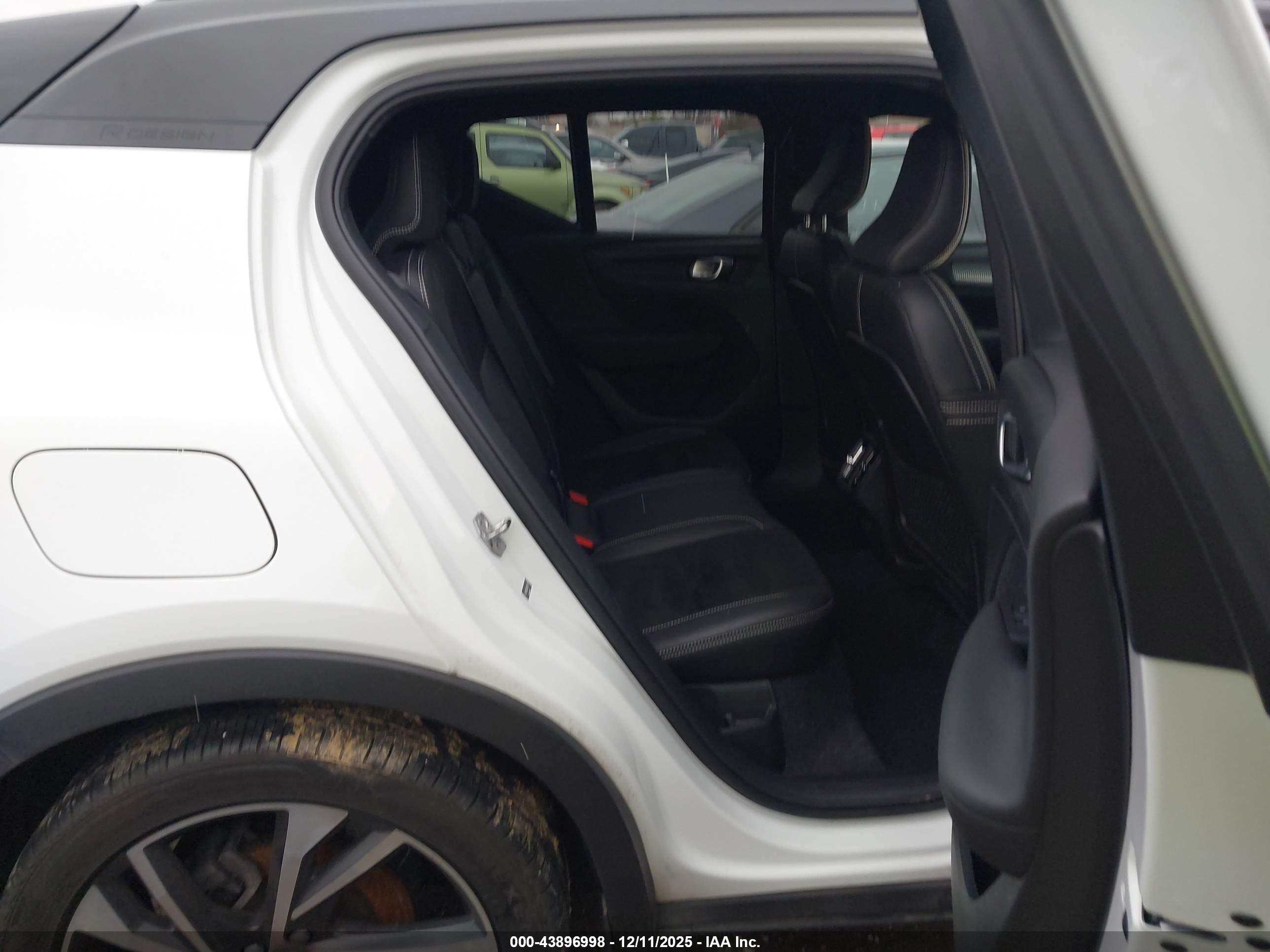 VOLVO XC40 image 8