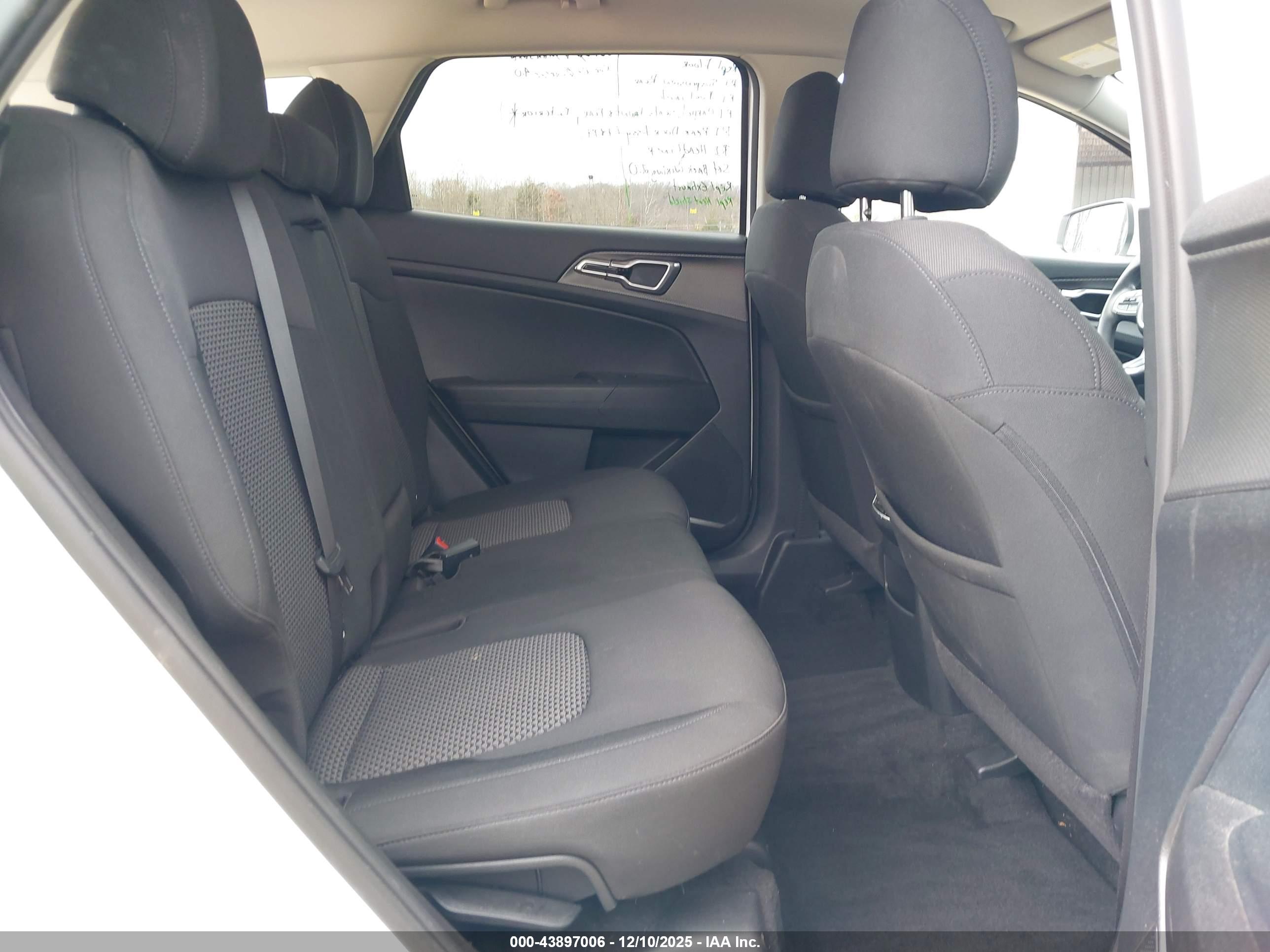 KIA SPORTAGE image 8