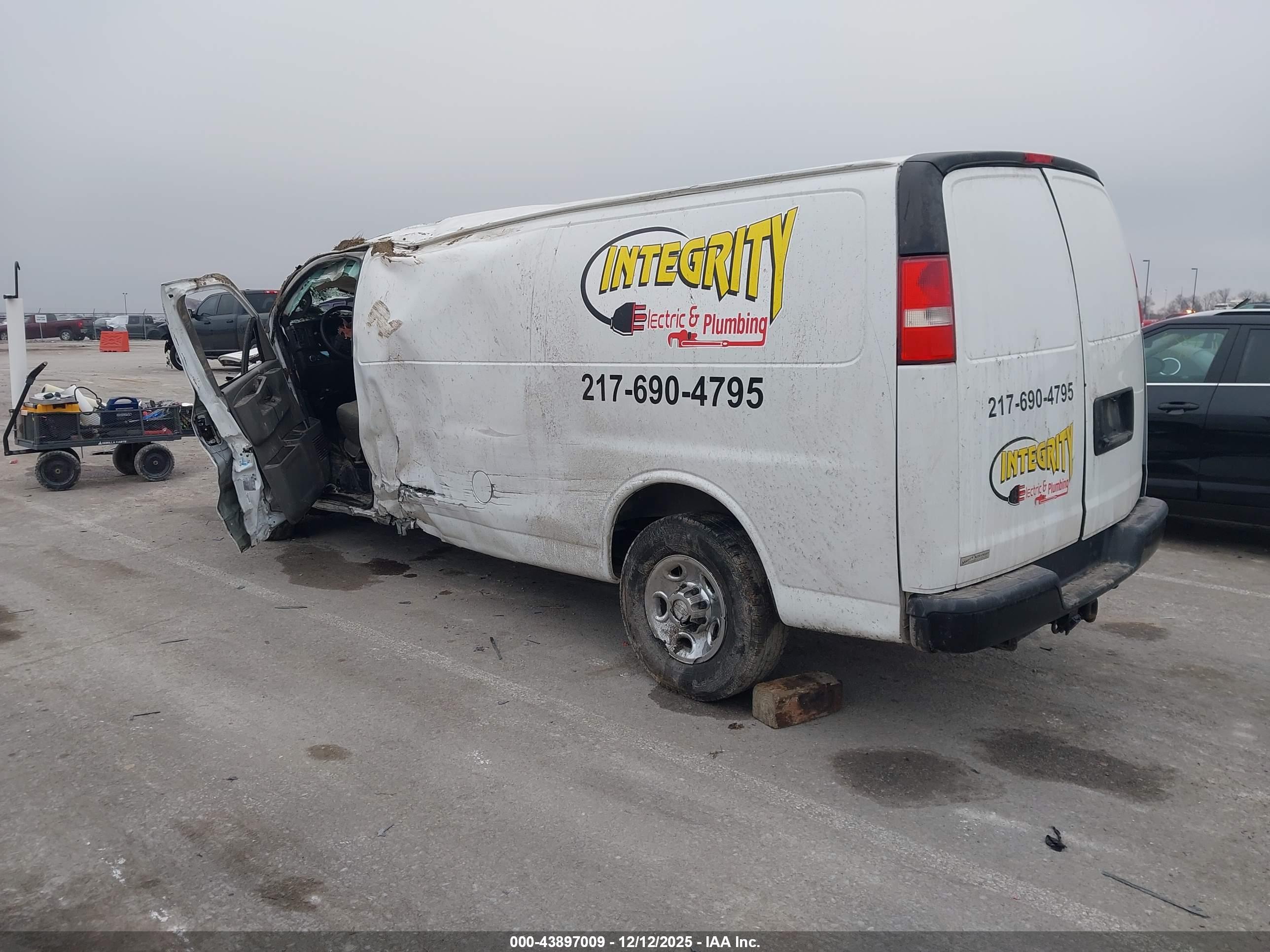 CHEVROLET EXPRESS image 3