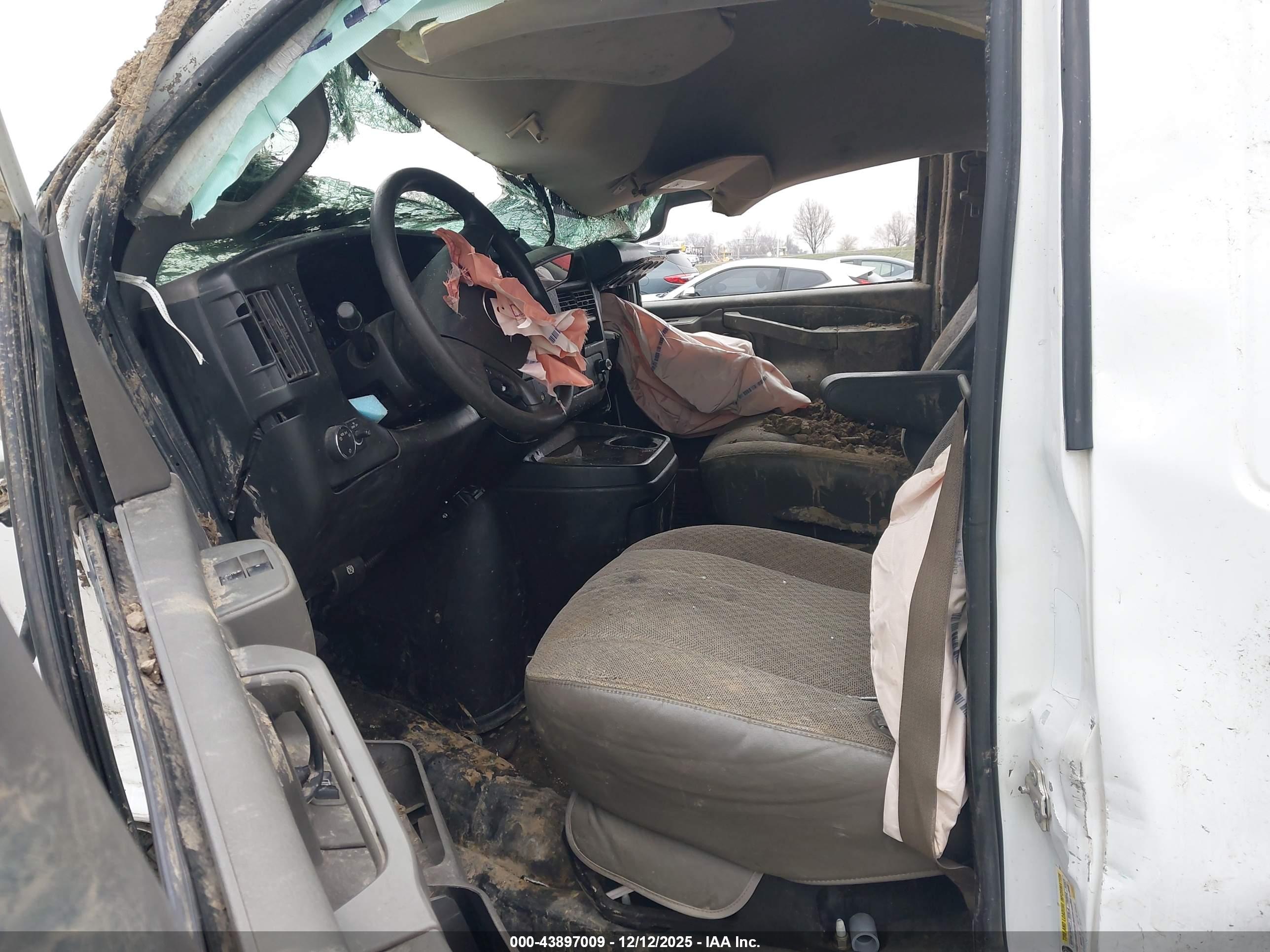 CHEVROLET EXPRESS image 5