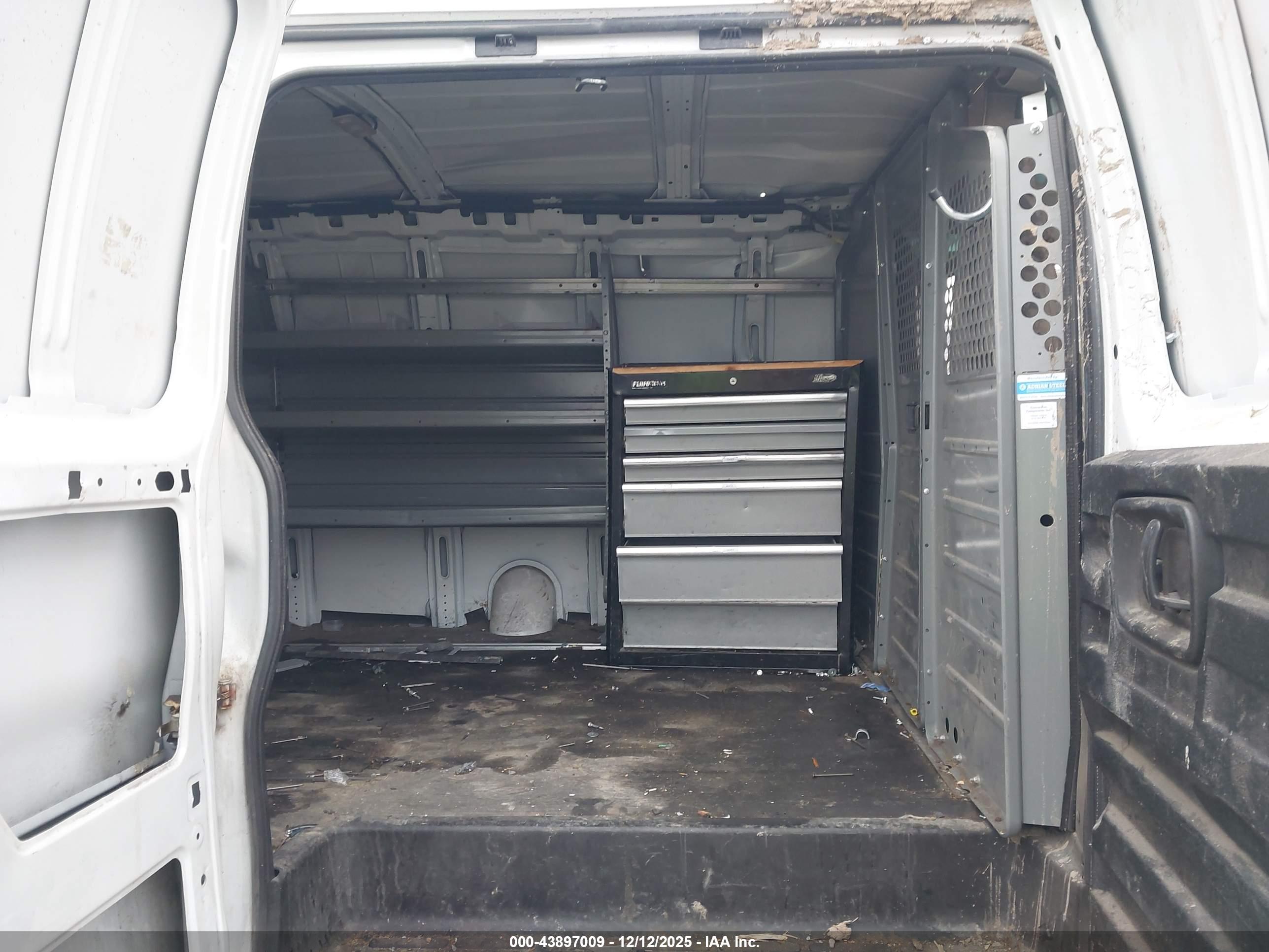 CHEVROLET EXPRESS image 8