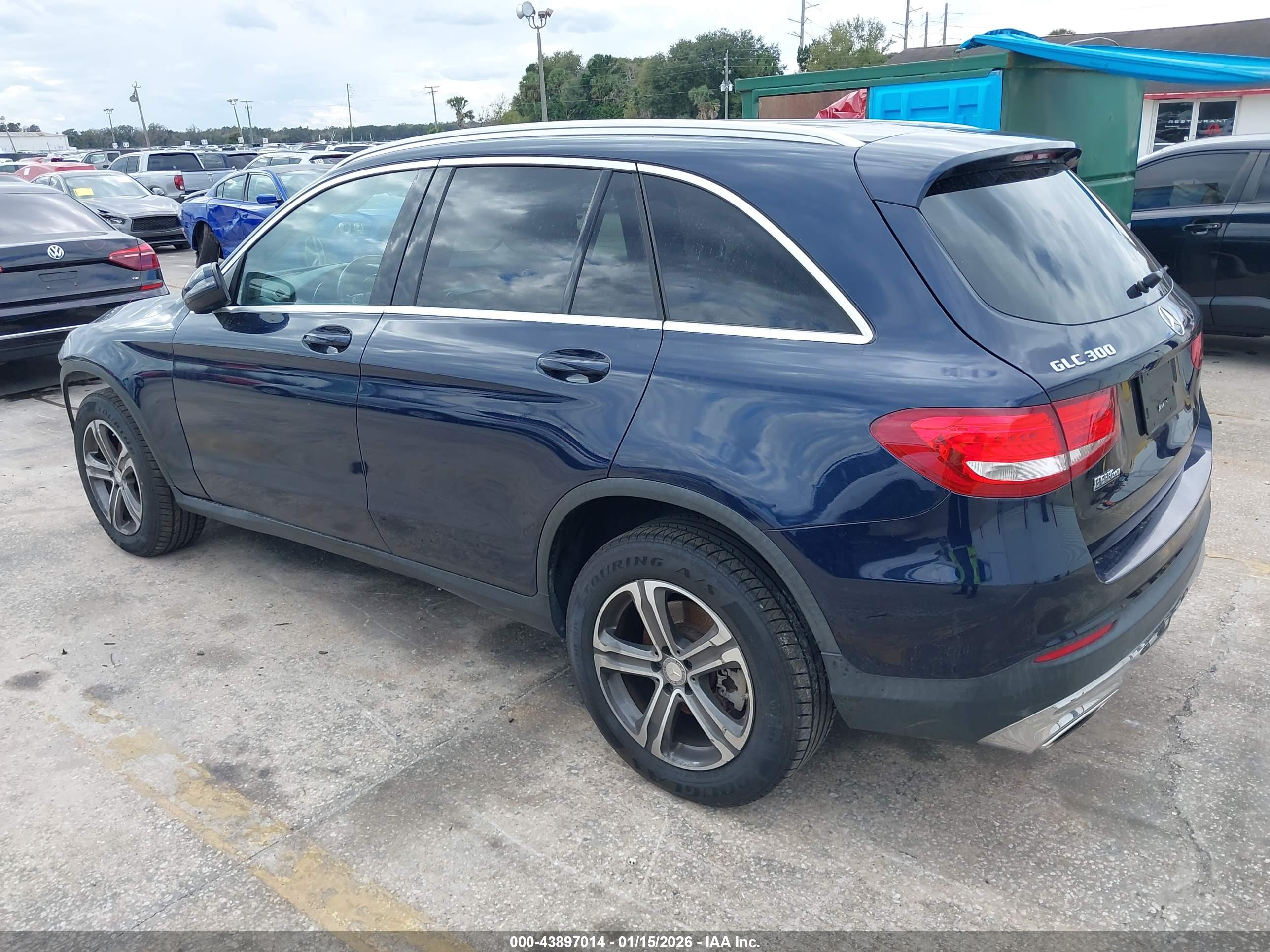 MERCEDES-BENZ GLC image 3