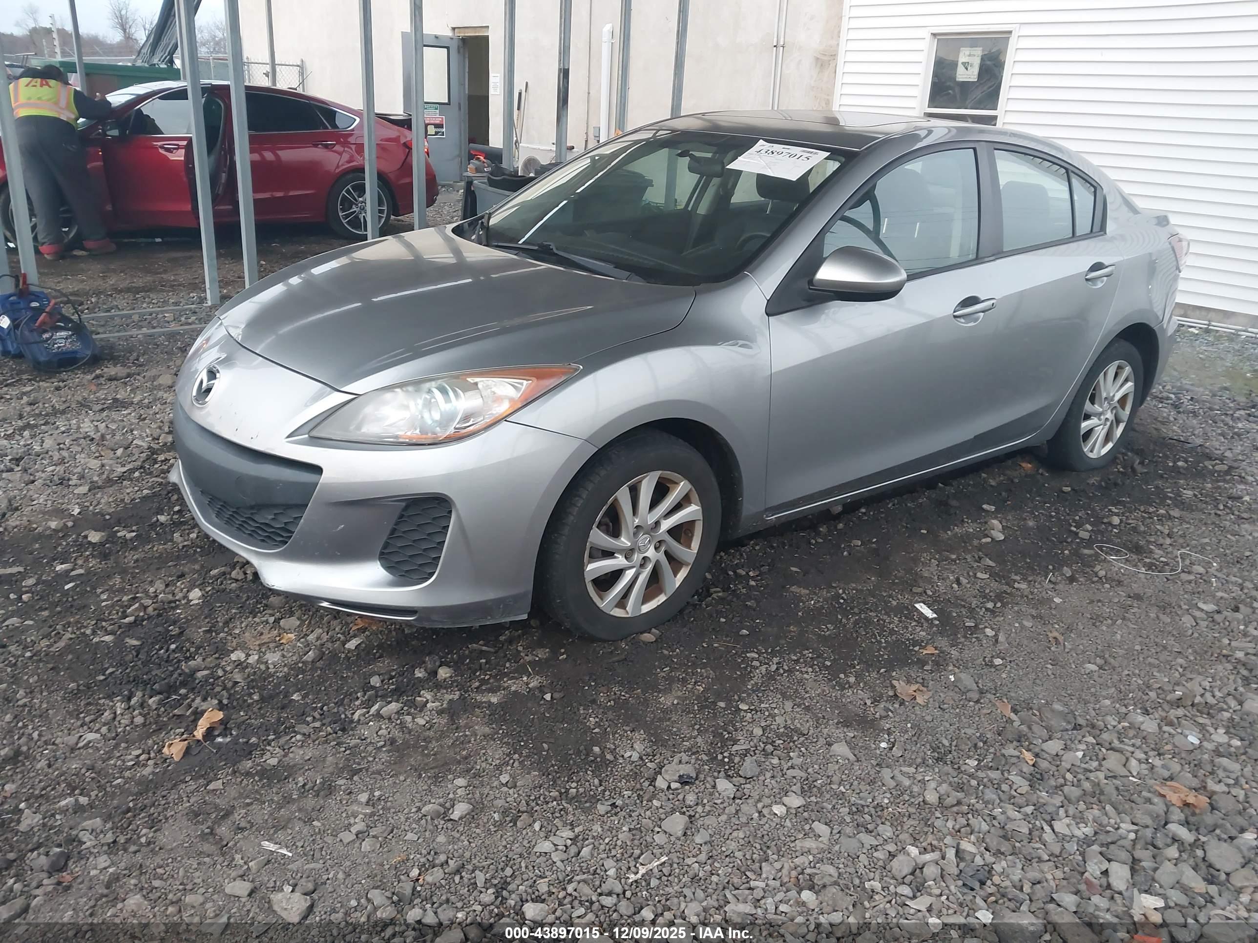 MAZDA MAZDA3 image 2