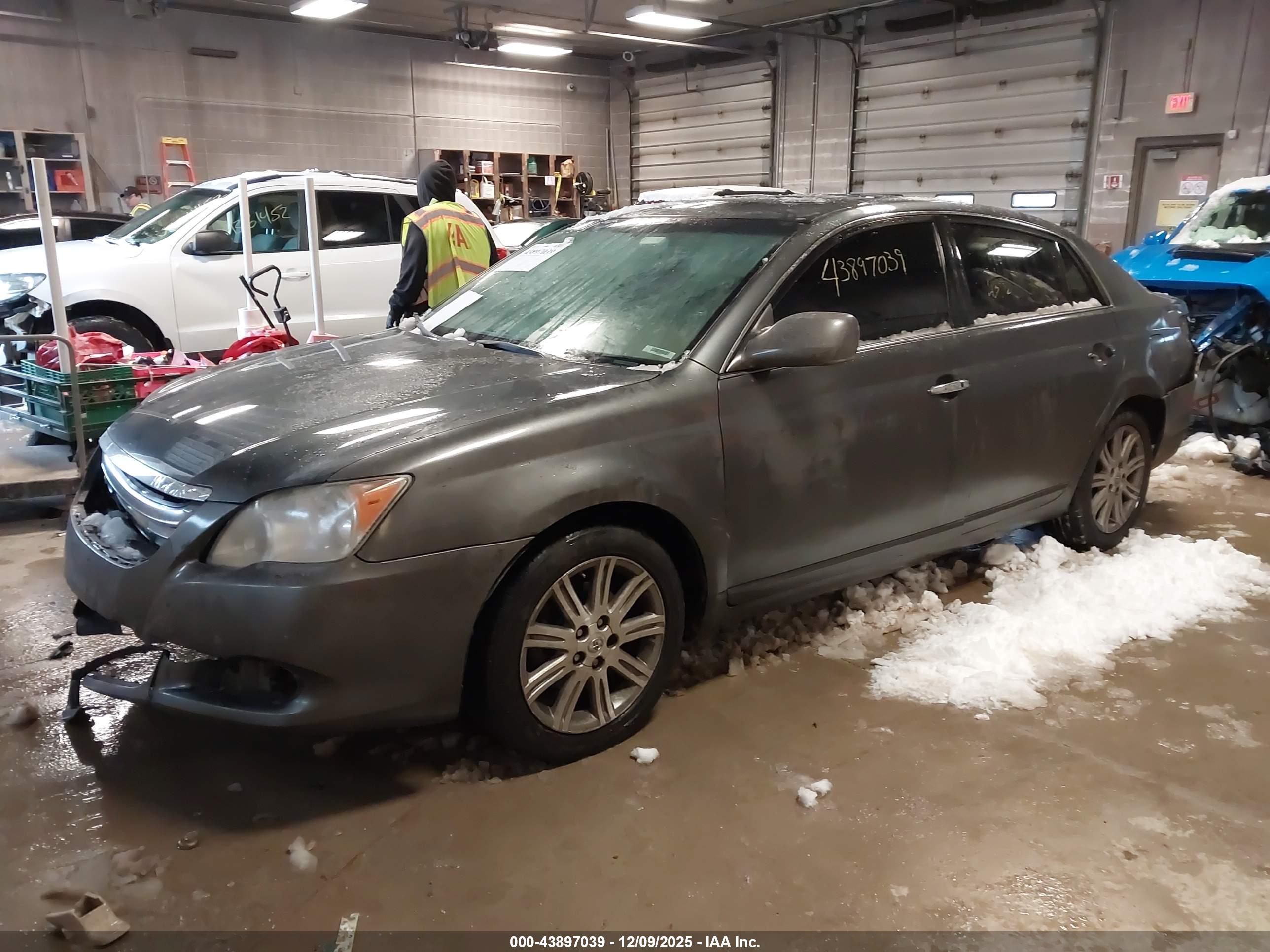 TOYOTA AVALON image 2