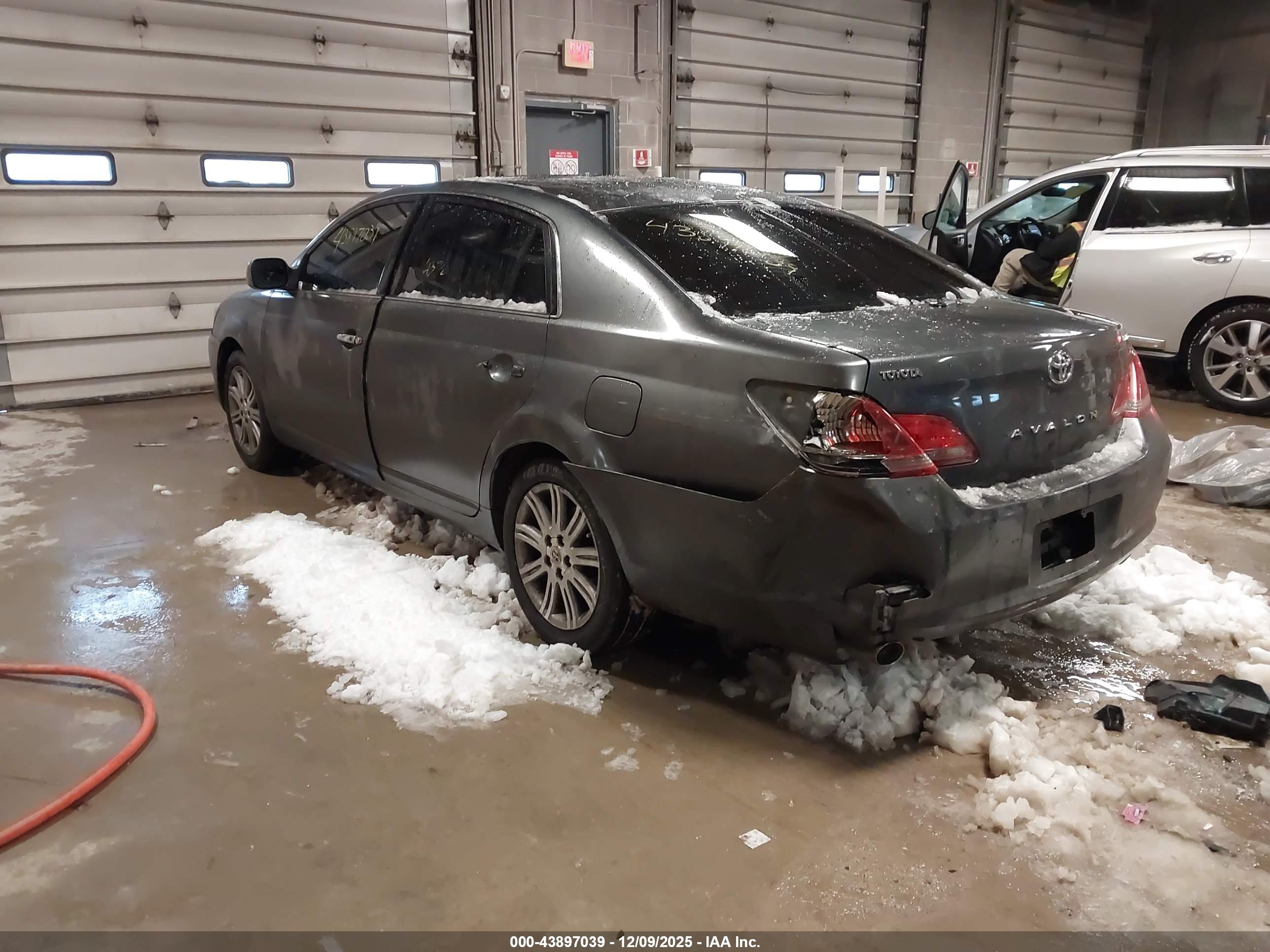 TOYOTA AVALON image 3