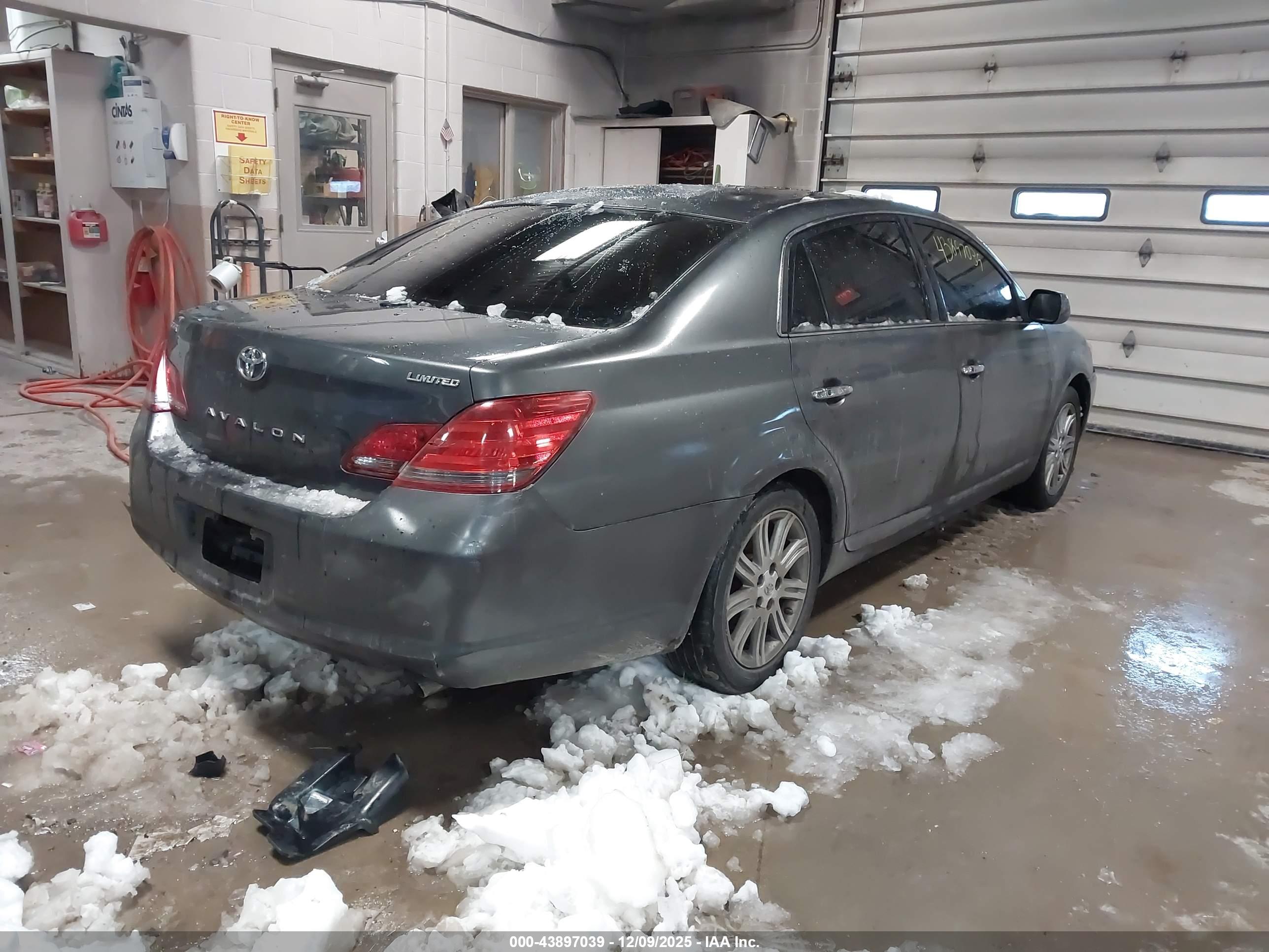TOYOTA AVALON image 4