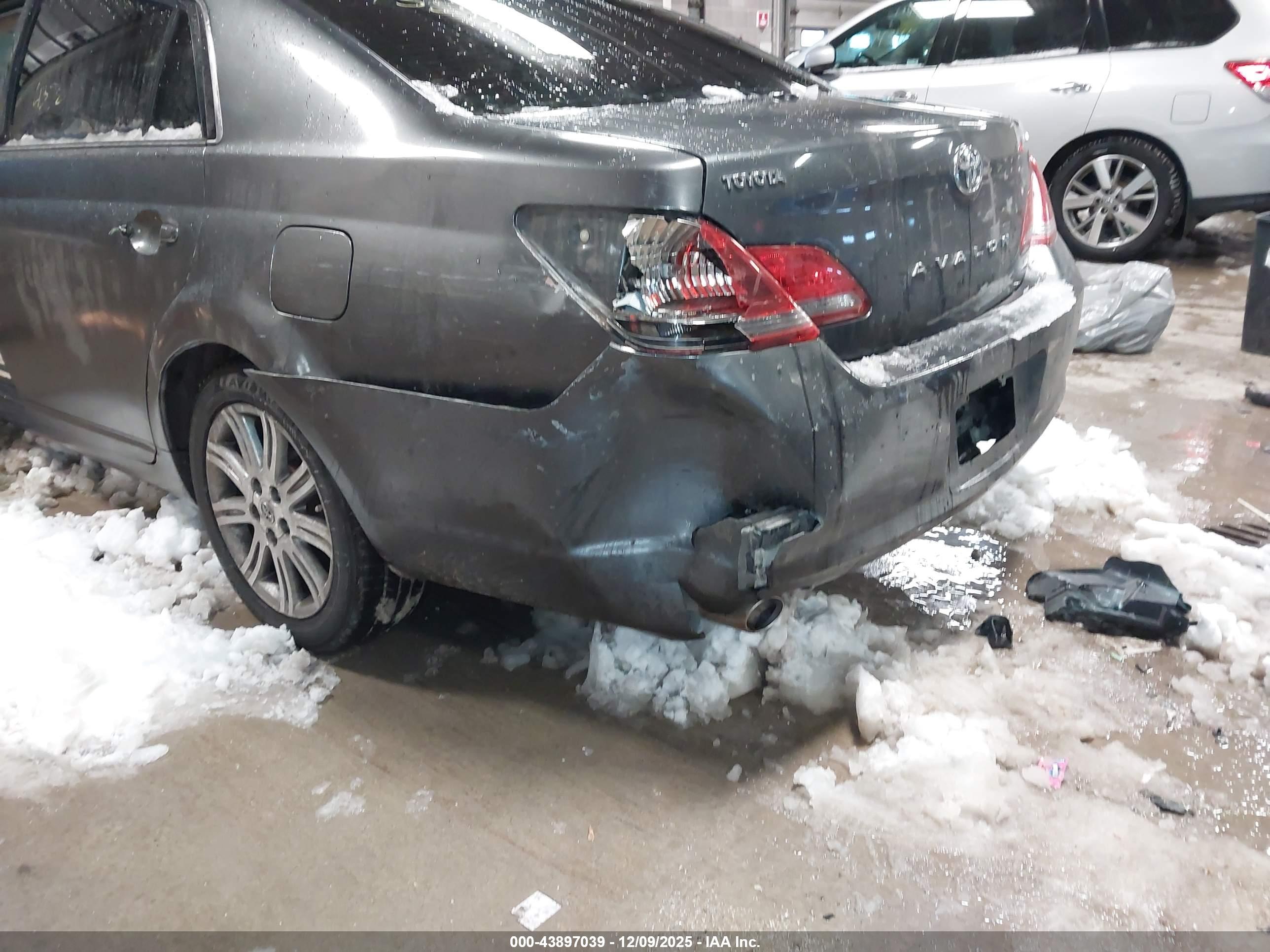 TOYOTA AVALON image 6