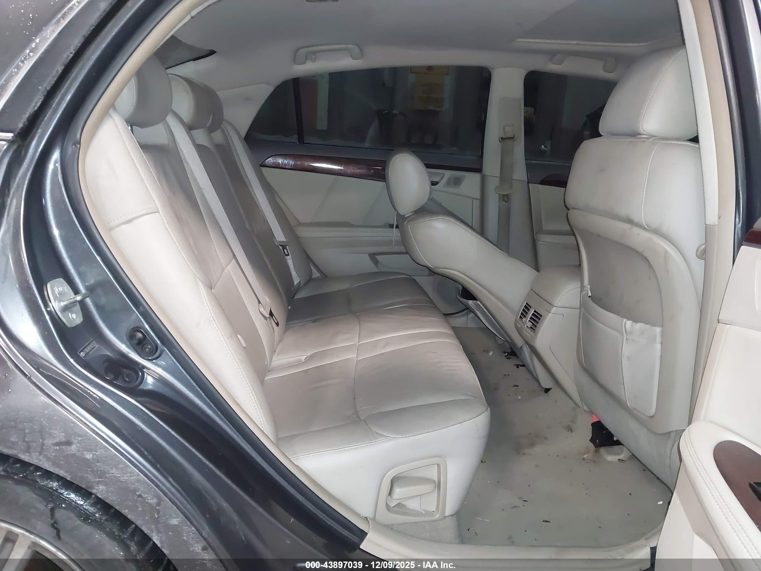 TOYOTA AVALON image 8