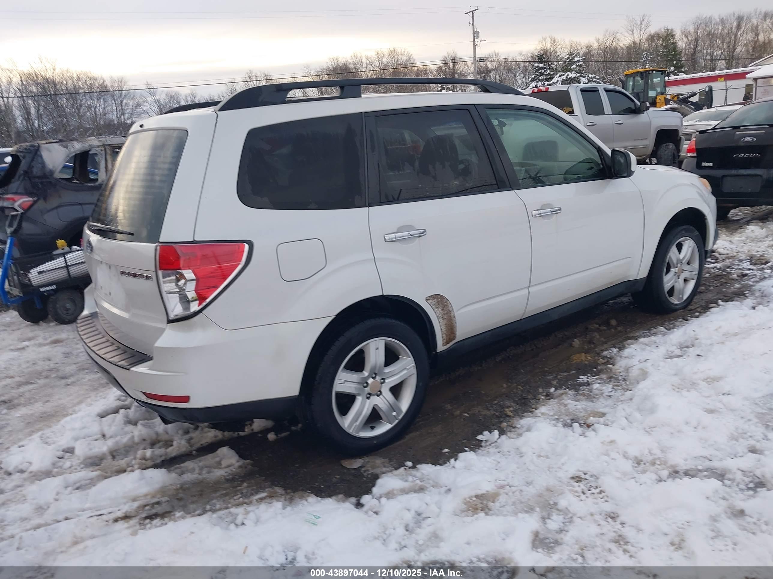 SUBARU FORESTER image 4