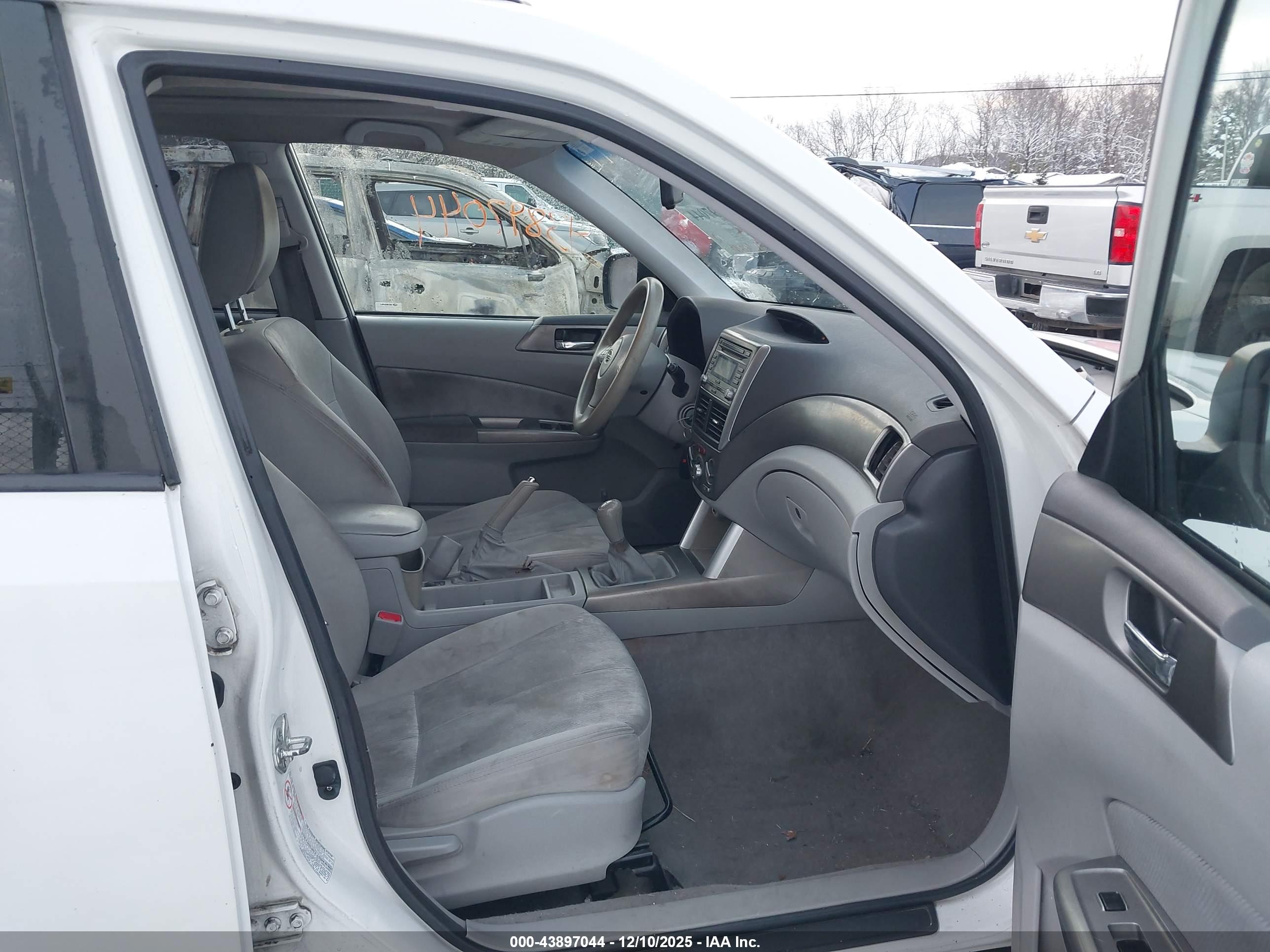 SUBARU FORESTER image 5